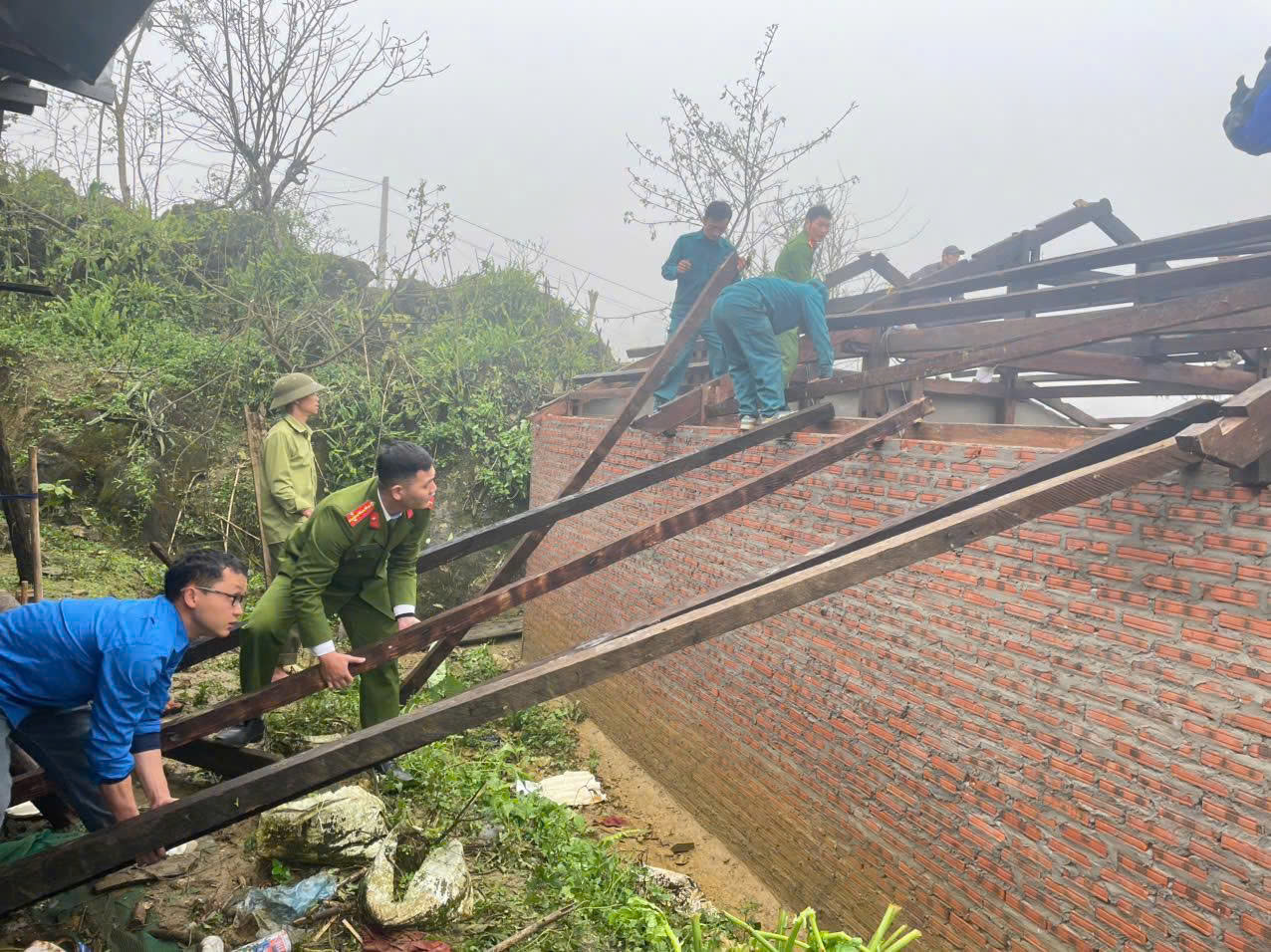 CAX Cao Sơn giúp nhân dân lợp lại mái nhà.jpg