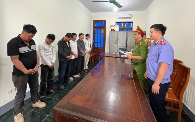 Công an xã Hương Khê bắt 7 đối tượng đánh bạc dưới hình thức “ba cây”.jpg