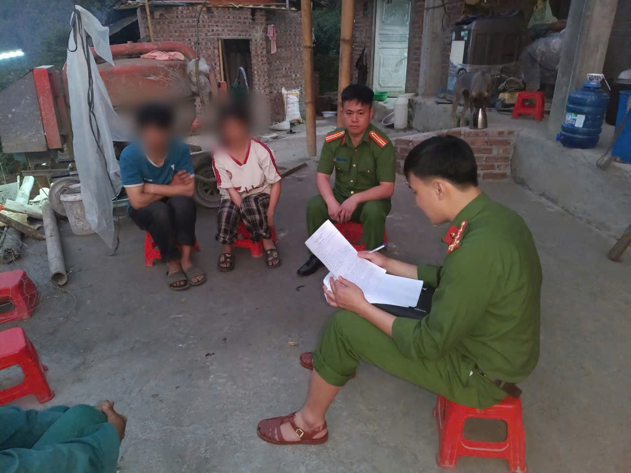 Từ sự kiên trì vận động của Công an xã Pha Long nhiều trường hợp có nguy cơ tảo hôn đã được ngăn chăn kịp thời từ cơ sở.jpg