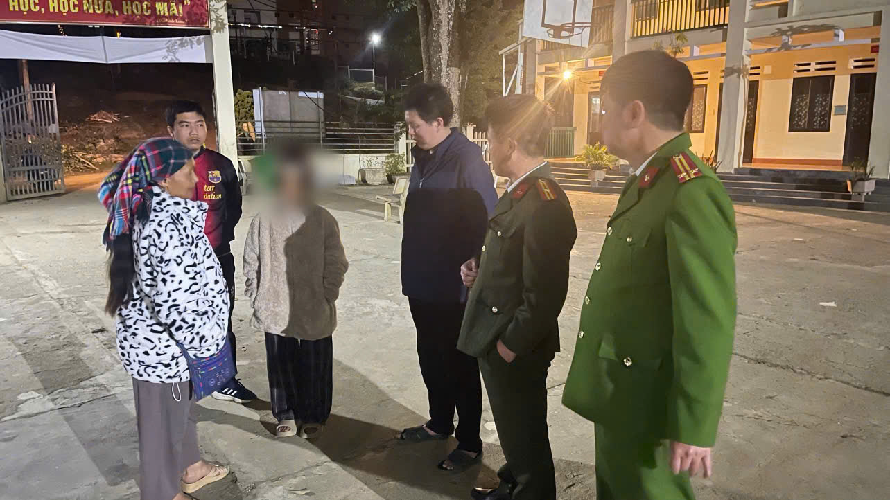 Sau khi được tuyên truyền vận động lực lượng Công an xã đã bàn giao cháu V.S.L về với gia đình.jpg