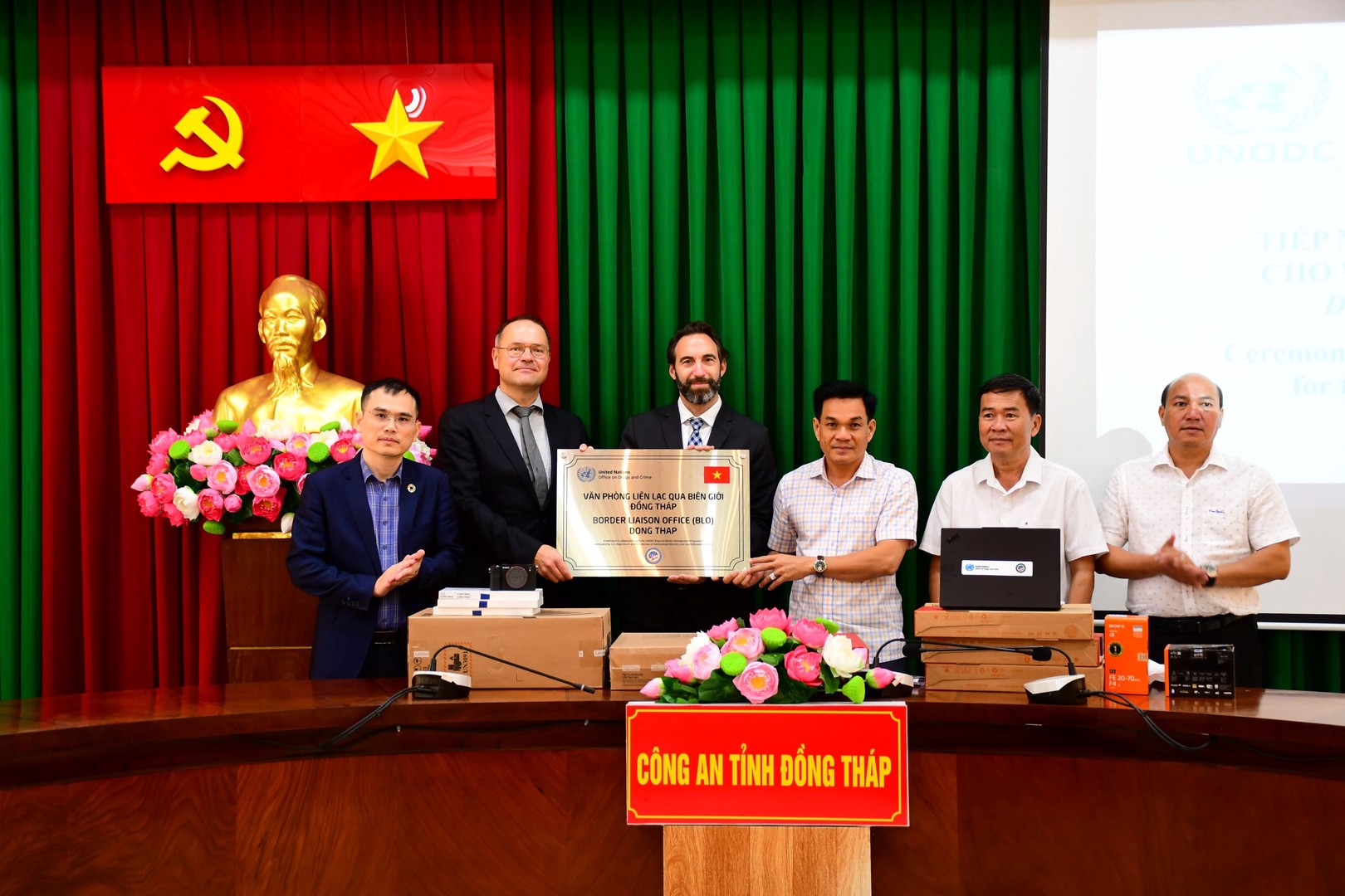 Văn phòng BLO tỉnh Đồng Tháp tiếp nhận thiết bị hỗ trợ phòng, chống ma túy từ UNODC. Ảnh Đặng Thanh.JPG