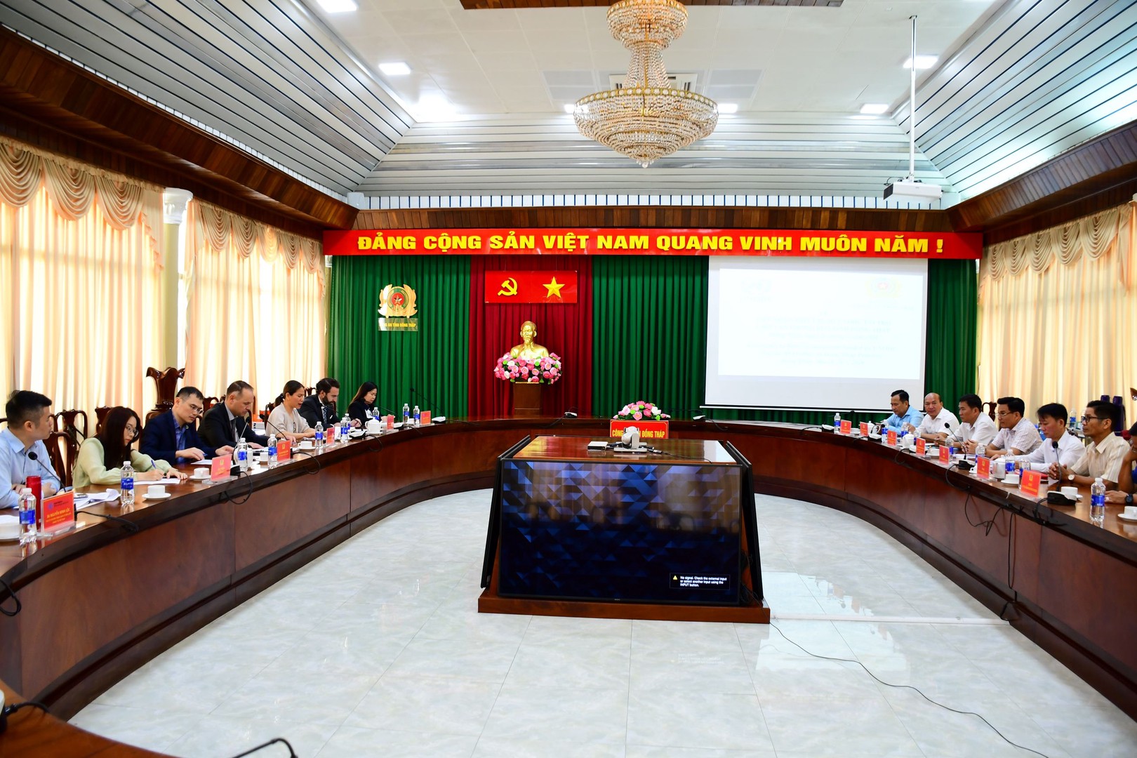 Lễ tiếp nhận trang thiết bị do Cơ quan phòng, chống ma túy và tội phạm Liên hợp quốc tài trợ cho Văn phòng BLO tỉnh Đồng Tháp. Ảnh Đặng Thanh.JPG