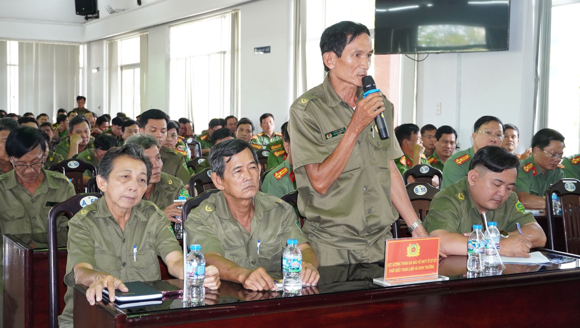 Lực lượng tham gia bảo vệ ANTT ở cơ sở tham luận tại Hội nghị. Ảnh Duy Phương 3.jpg