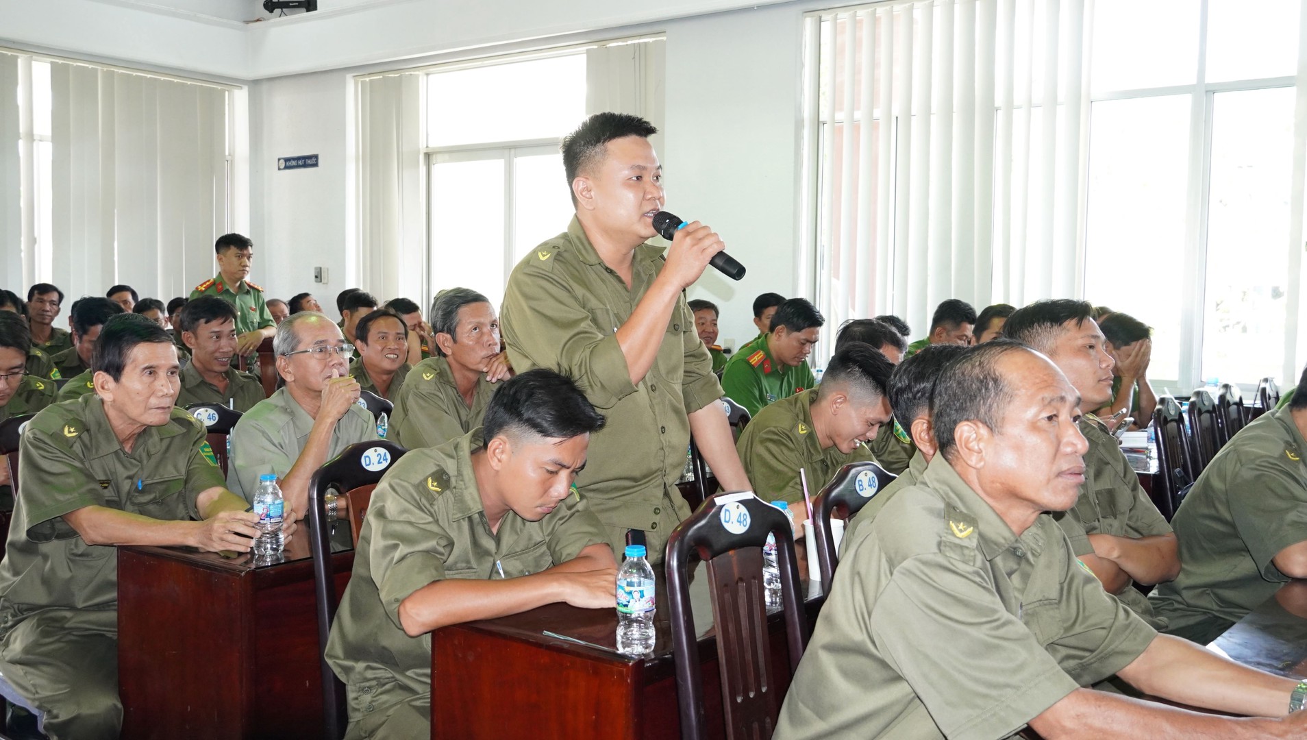 Lực lượng tham gia bảo vệ ANTT ở cơ sở tham luận tại Hội nghị. Ảnh Duy Phương 2.jpg