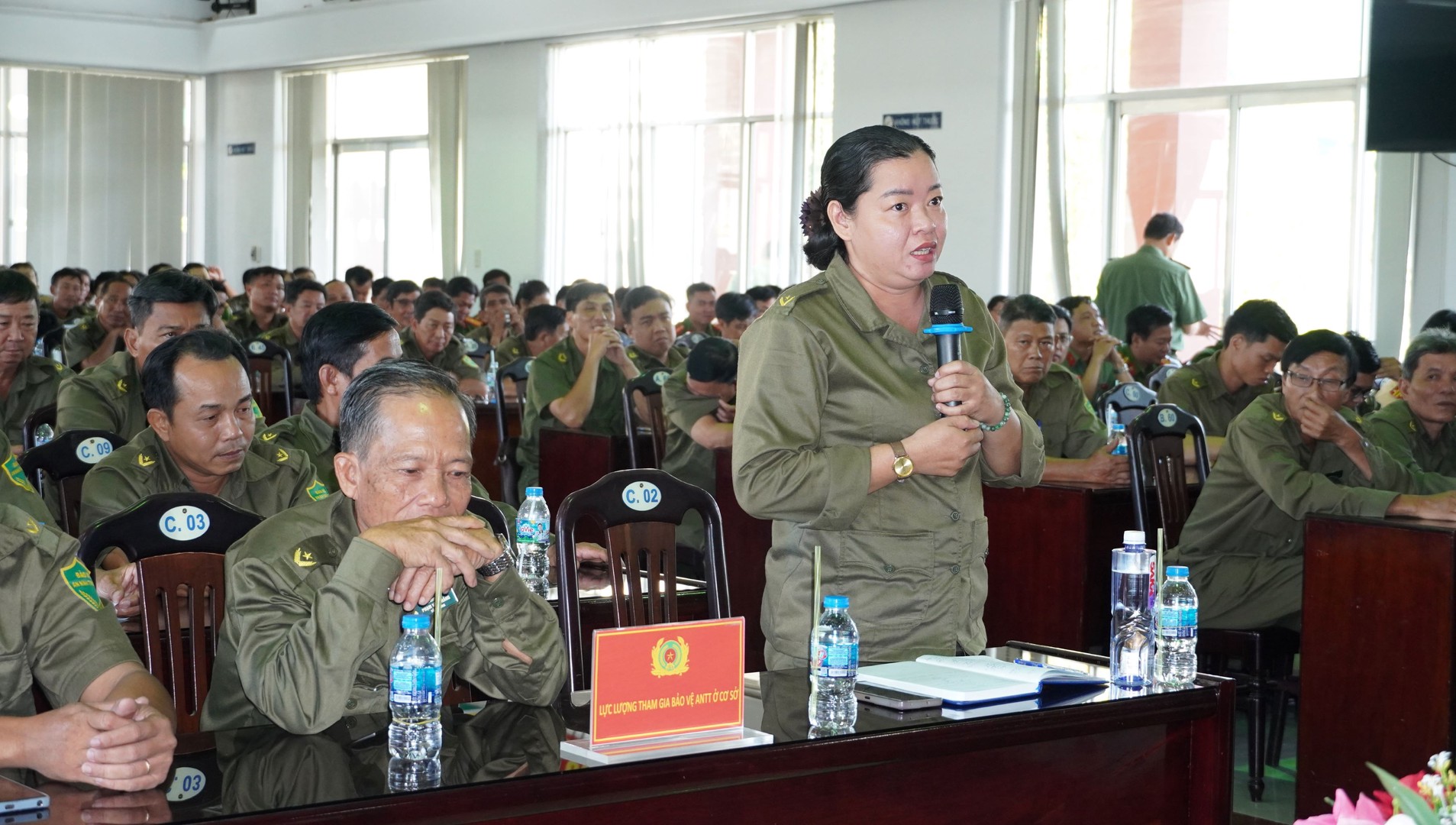 Lực lượng tham gia bảo vệ ANTT ở cơ sở tham luận tại Hội nghị. Ảnh Duy Phương.jpg