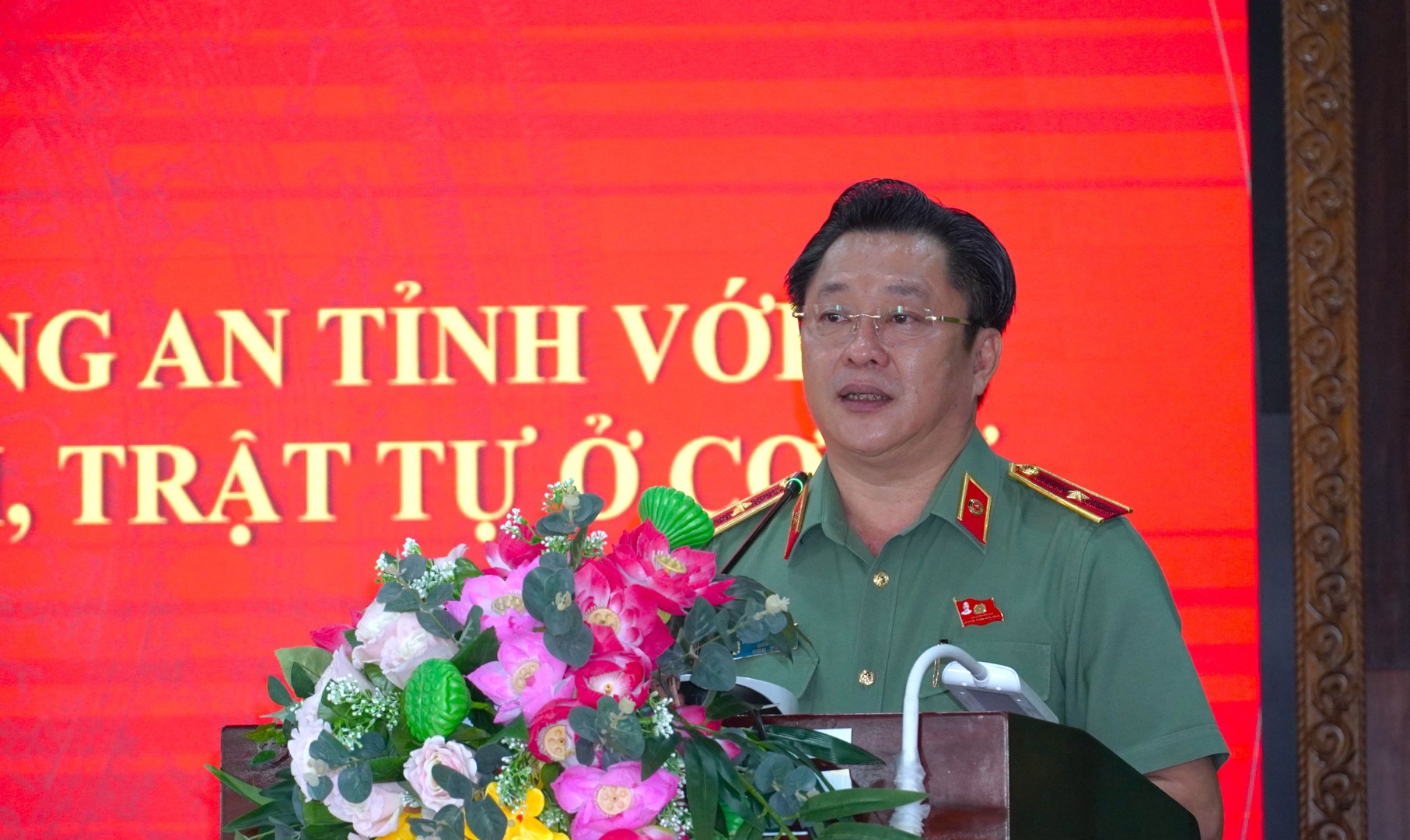 Thiếu tướng Lâm Phước Nguyên, Uỷ viên Ban Thường vụ Tỉnh uỷ, Bí thư Đảng uỷ, Giám đốc Công an tỉnh Đồng Tháp phát biểu tại Hội nghị. Ảnh Duy Phương.jpg