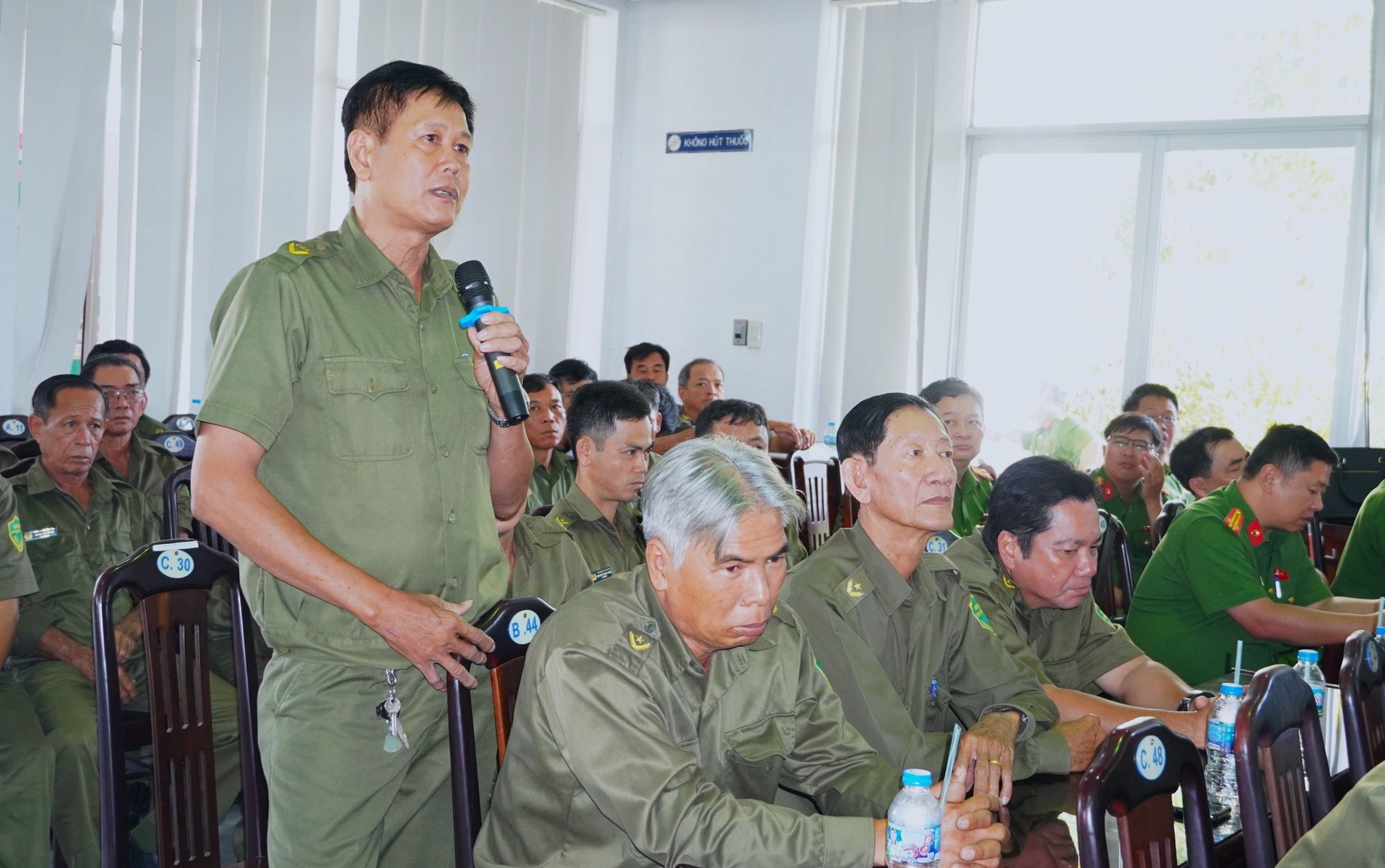 Lực lượng tham gia bảo vệ ANTT ở cơ sở tham luận tại Hội nghị. Ảnh Duy Phương 1.jpg