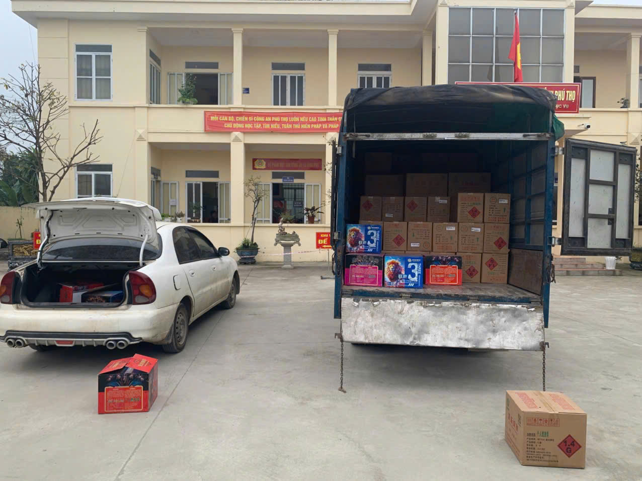 Hình ảnh phượng tiện vận chuyển pháo hoa và pháo hoa nổ.jpeg