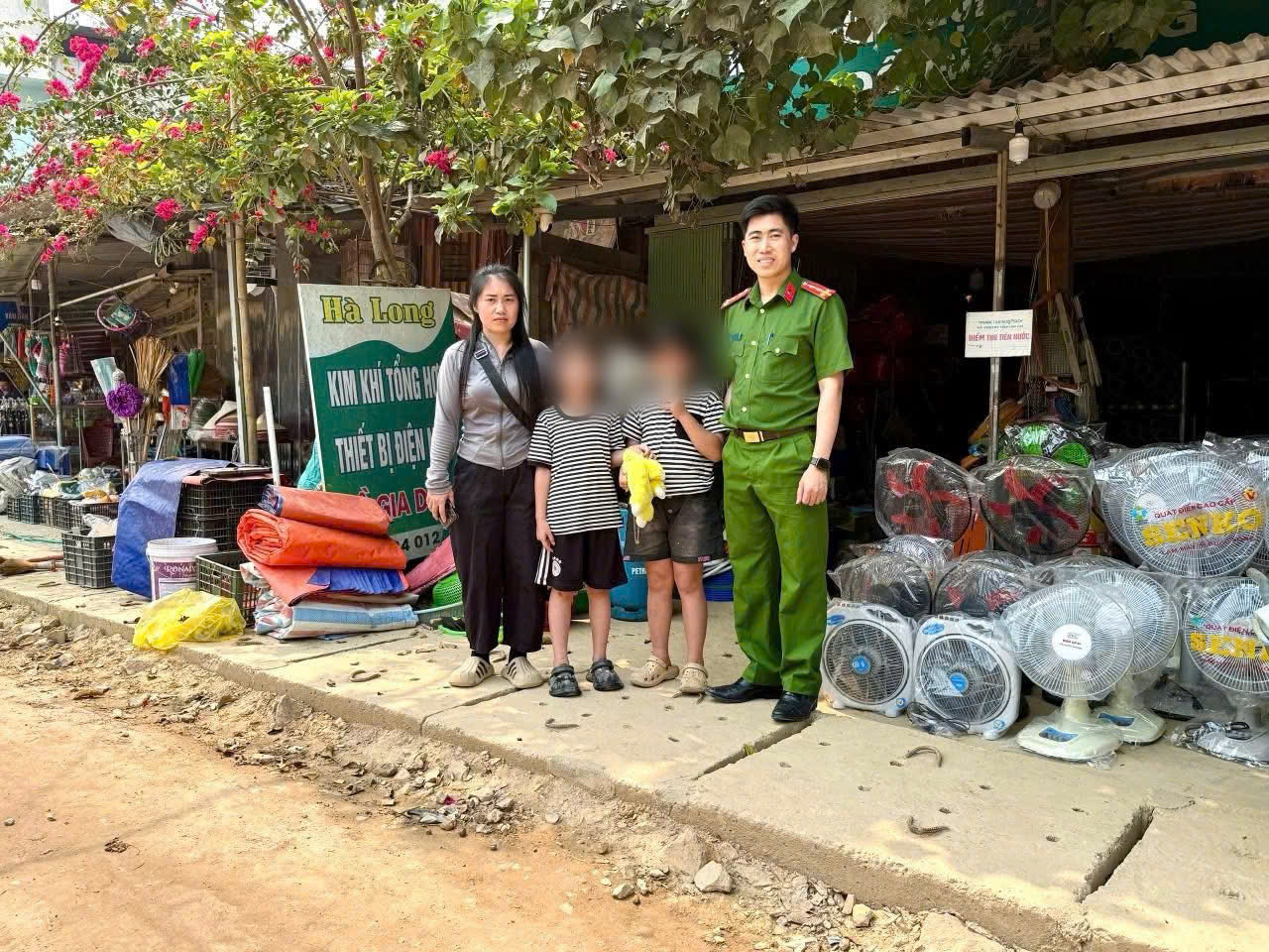 Công an xã Văn Bàn bàn giao 02 cháu nhỏ đi lạc về với gia đình.jpg