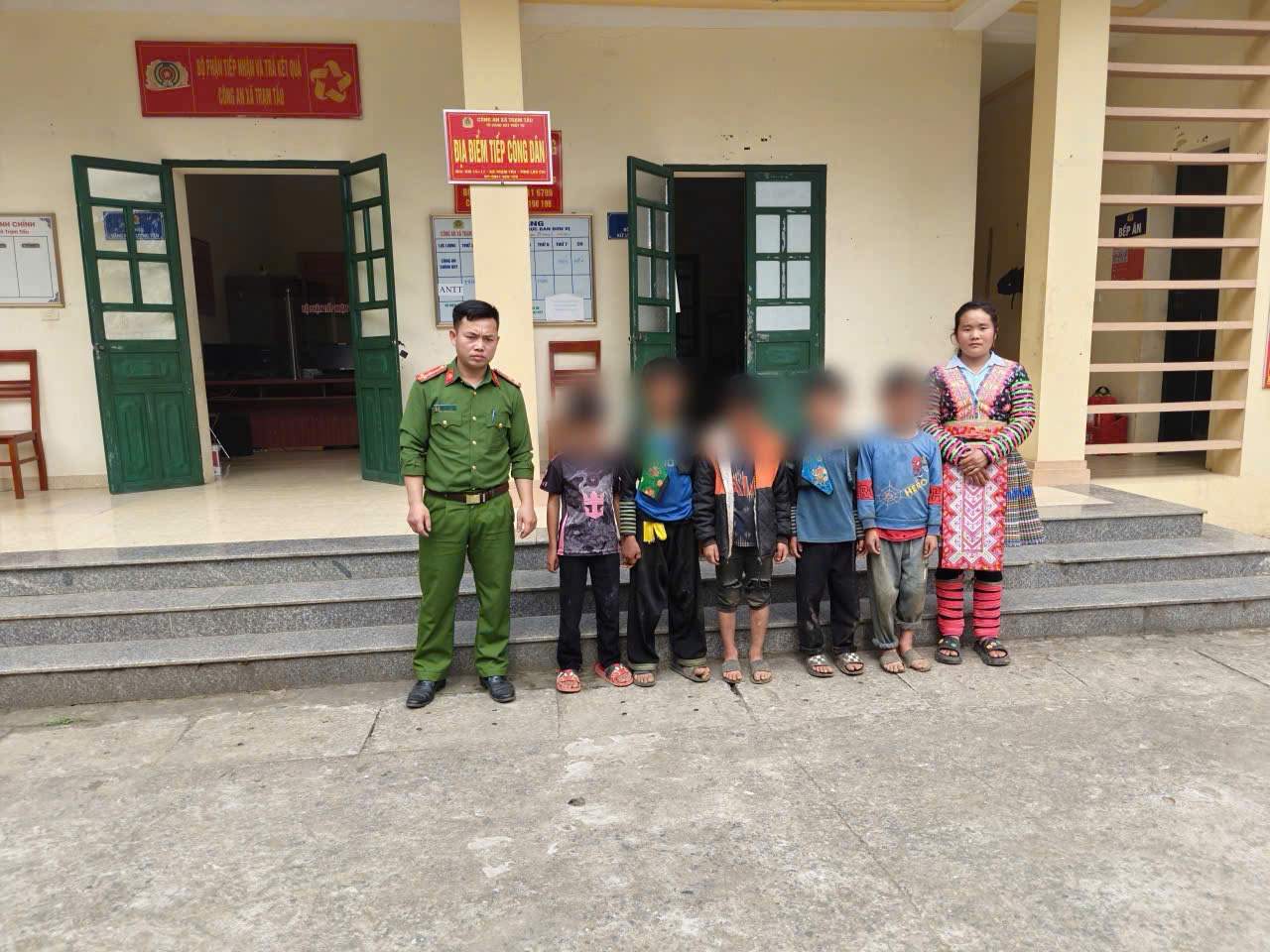 Công an xã Trạm Tấu tuyên truyền, giáo dục và đưa 05 cháu nhỏ bỏ nhà đi về với gia đình.jpg
