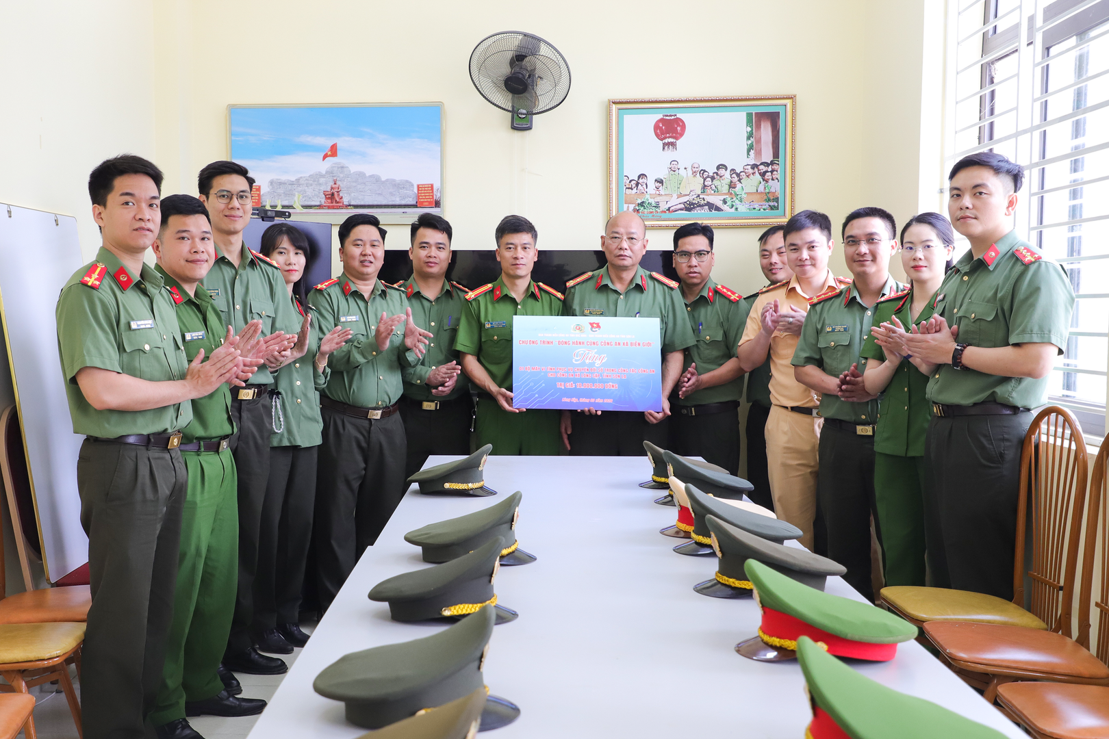 Anh 3 tang qua Cong an xa.png