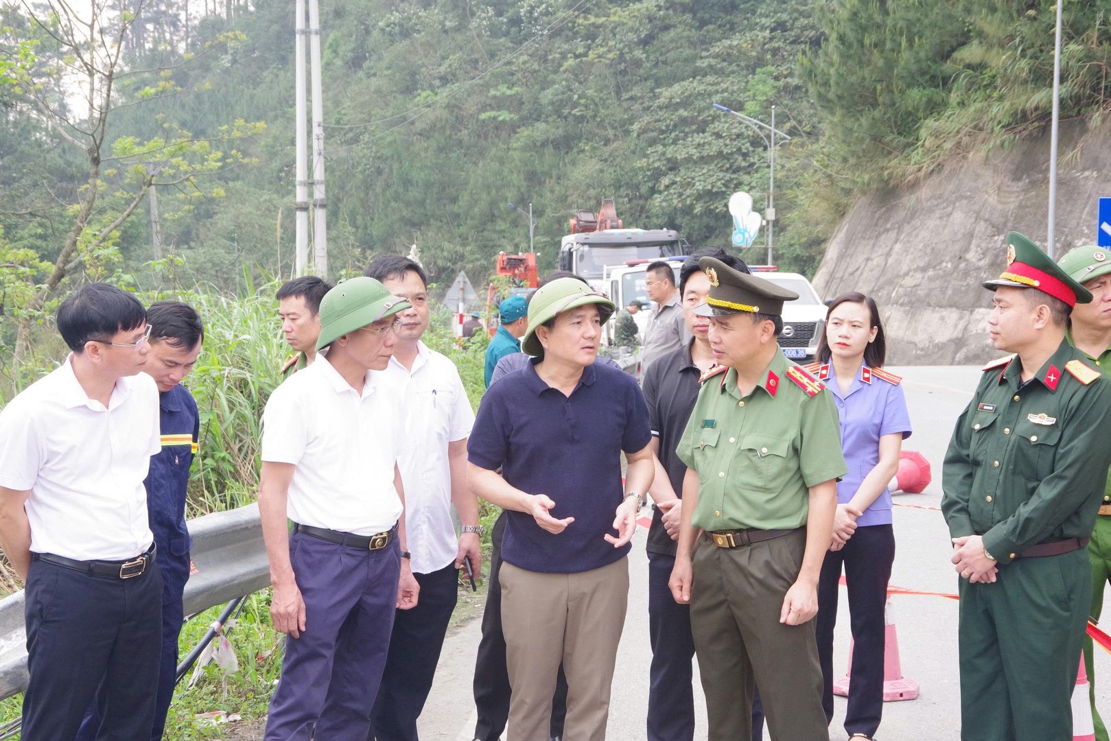 Đồng chí Vũ Việt Văn - Uỷ viên BTV Tỉnh uỷ, Phó Chủ tịch UBND tỉnh chỉ đạo công tác cứu nạn, cứu hộ tại hiện trường.jpg