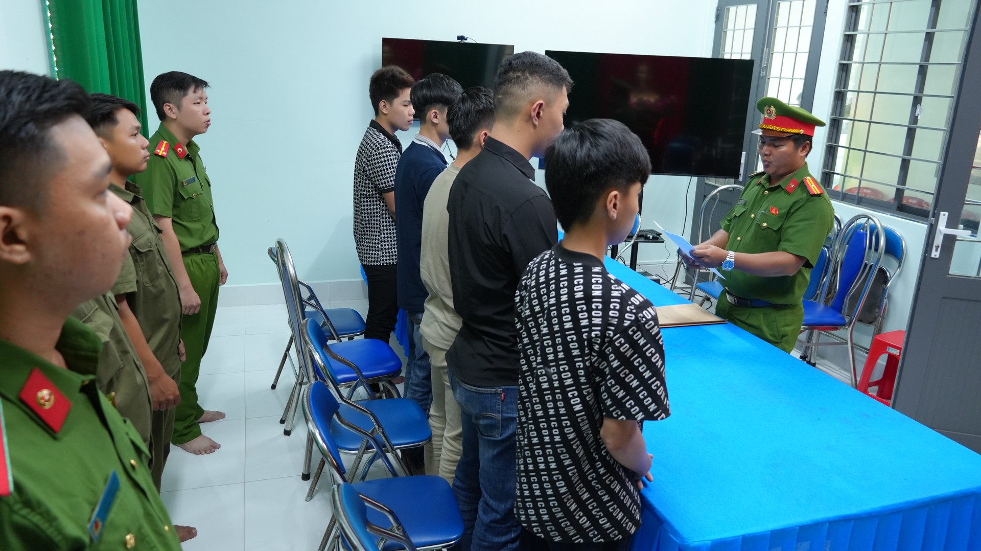 Cơ quan Cảnh sát điều tra Công an tỉnh tống đạt Quyết định khởi tố và ra Lệnh cấm đi khỏi nơi cư trú với 05 bị can. Ảnh Trọng Tín.JPG