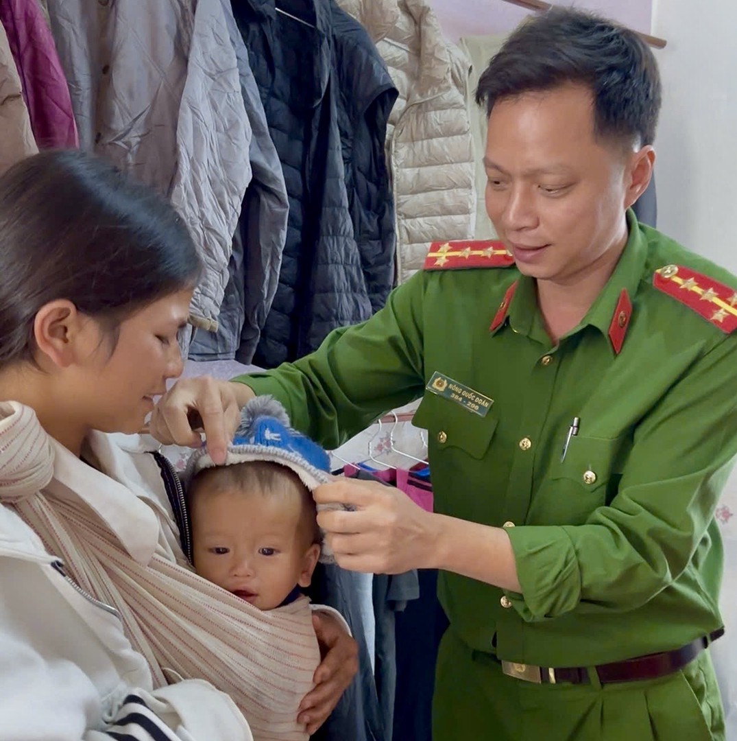 CAN BO HUONG DAN BA CON CHON DO.jpg