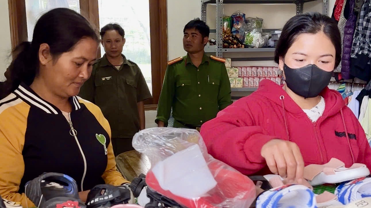 NHAN DAN DEN CHON HANG O GIAN HANG HP.jpg