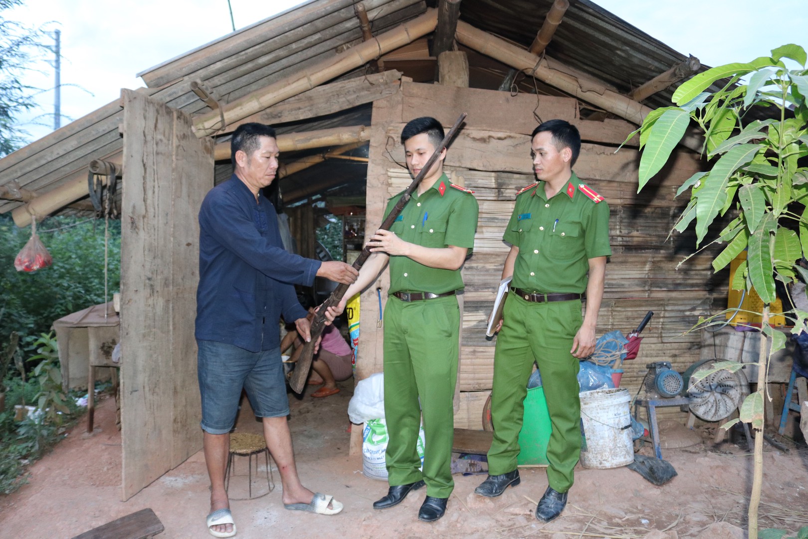 Công an Điện Biên vận động người dân tự giác giao nộp vũ khí tự chế.JPG