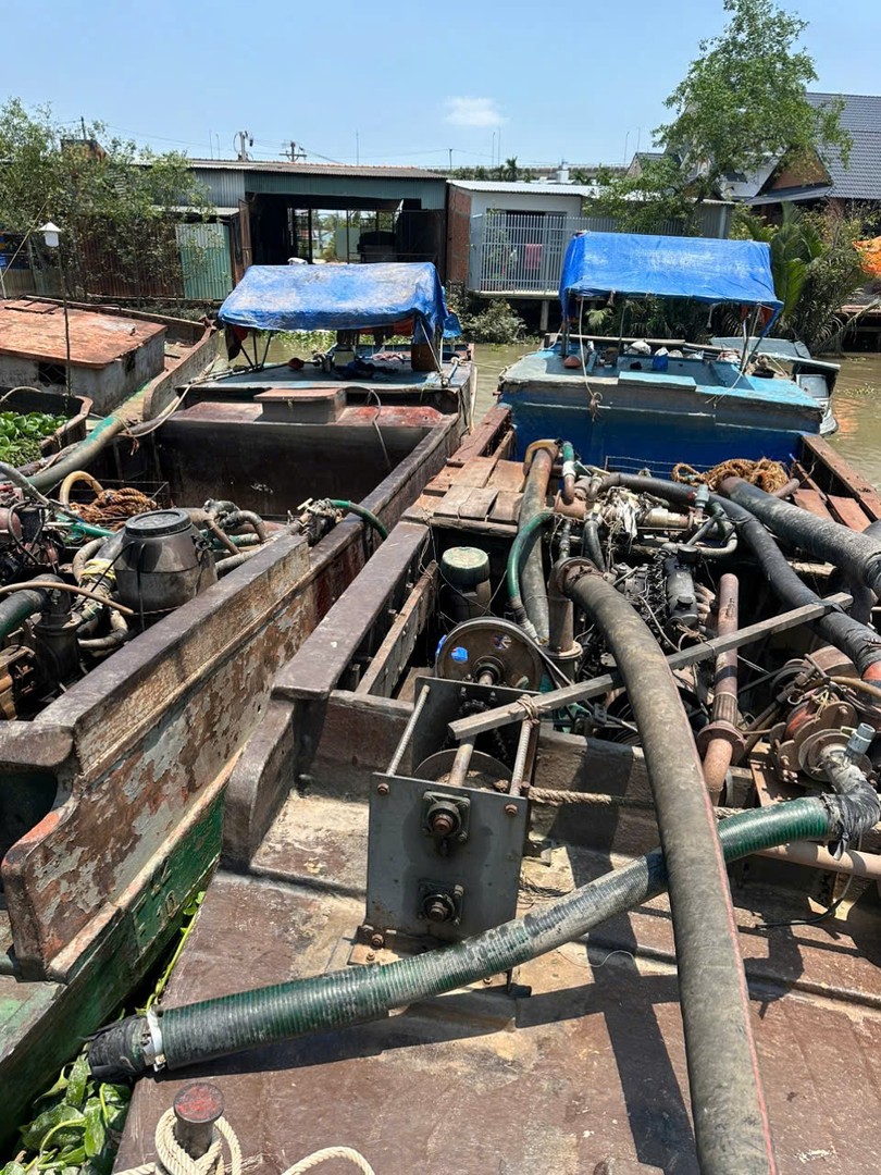 Tạm giữ 02 phương tiện có gắn thiết bị bơm, hút trái phép. Ảnh Lê Hoài.jpg