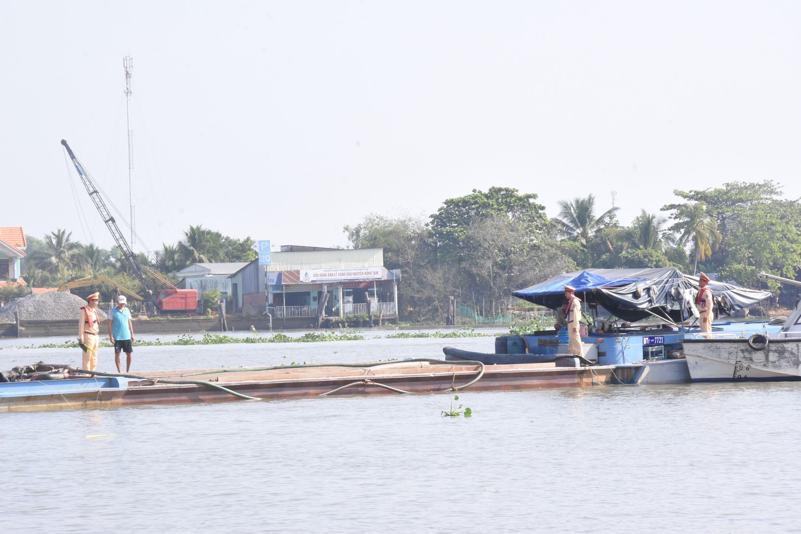 Lực lượng Cảnh sát giao thông xử lý phương tiện vận chuyển cát không rõ nguồn gốc tại thủy phận xã Cái Bè. Ảnh Lê Hoài.JPG