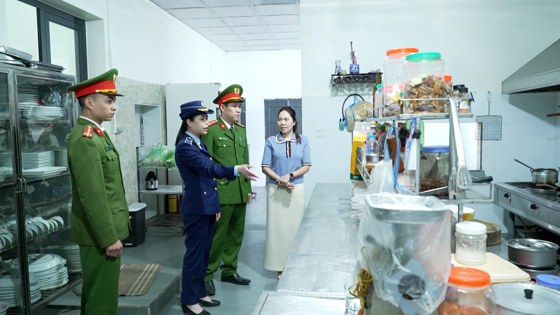 Ảnh 4. Các lực lượng kiểm tra đảm bảo an toàn vệ sinh thực phẩm tại cửa hàng phục vụ ăn uống trên địa bàn phường Đông Kinh.jpg