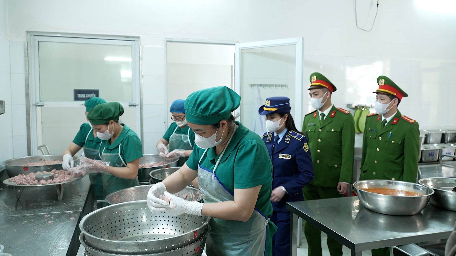 Ảnh 6. Kiểm tra khu chế biến thực phẩm tại bếp ăn bán trú Trường Tiểu học Hoàng Văn Thụ, phường Kỳ Lừa, tỉnh Lạng Sơn.jpg