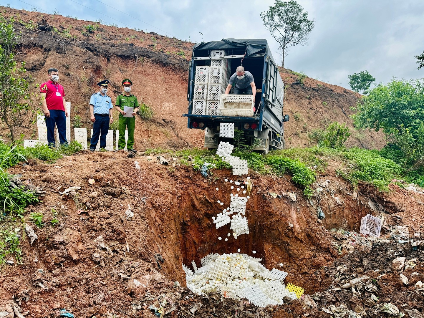 Ảnh 2. Các lực lượng tổ chức tiêu huỷ 24.000 quả trứng gia cầm nhập lậu.jpg