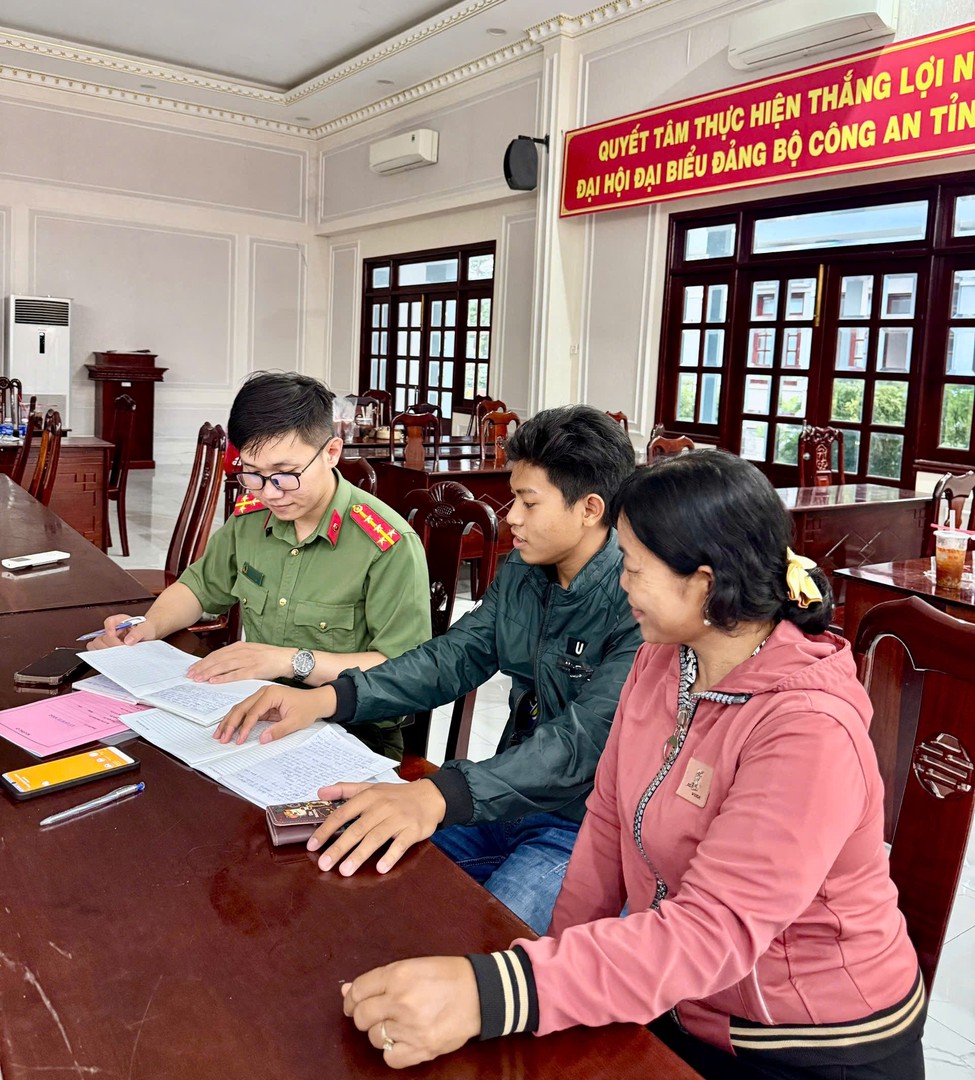 Cán bộ Phòng An ninh chính trị nội bộ hướng dẫn em Võ Lê Duy một số nội dung, thủ tục phục vụ đăng ký tuyển sinh.jpg