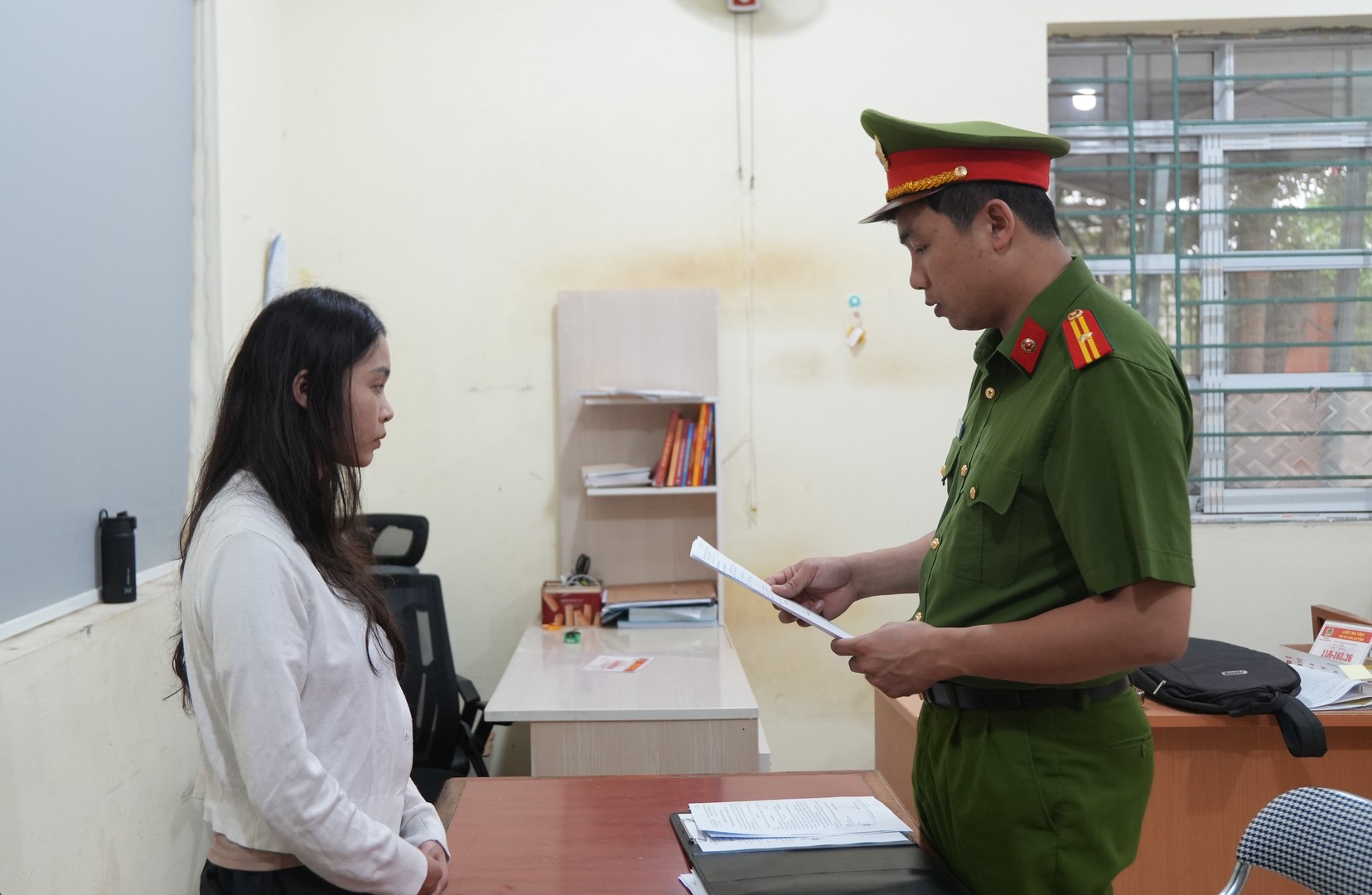 1. Cơ quan Công an đọc lệnh khởi tố bị cán, lệnh bắt tạm giam đối với Triệu Thị Dung.JPG