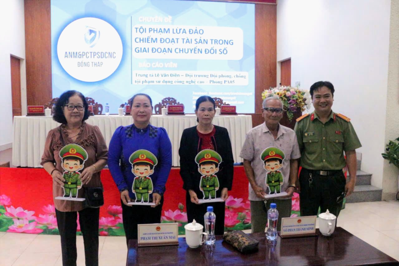 Ứng dụng công nghệ AI xây dựng mô hình dân vận khéo tại Đồng Tháp thu hút sự quan tâm của đông đảo người dân.JPG