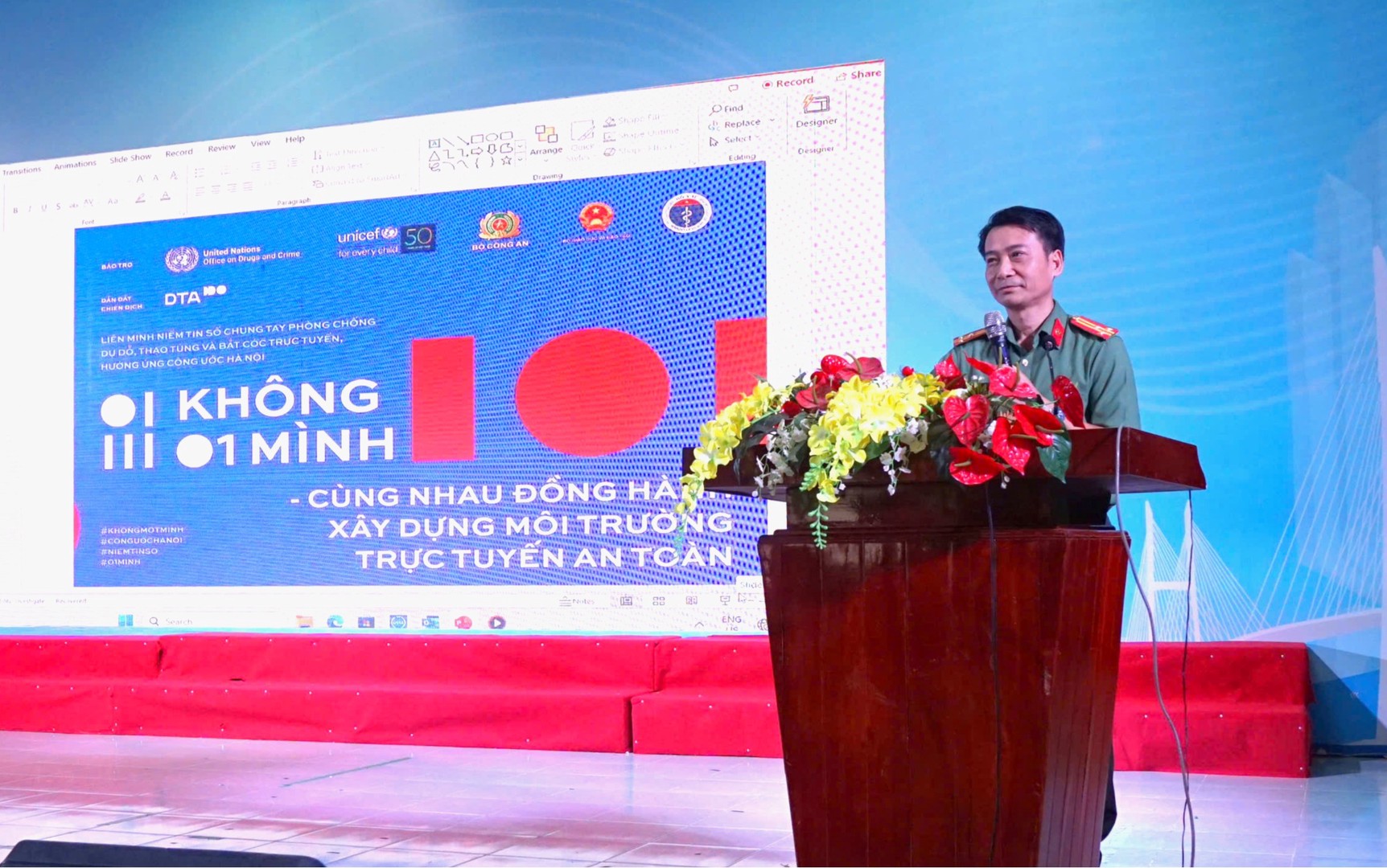 Lãnh đạo Phòng An ninh mạng và phòng, chống tội phạm sử dụng công nghệ cao, Công an tỉnh Đồng Tháp tuyên truyền chiến dịch _Không một mình_ do Bộ Công an phát động tại các cơ sở giáo dục.JPG