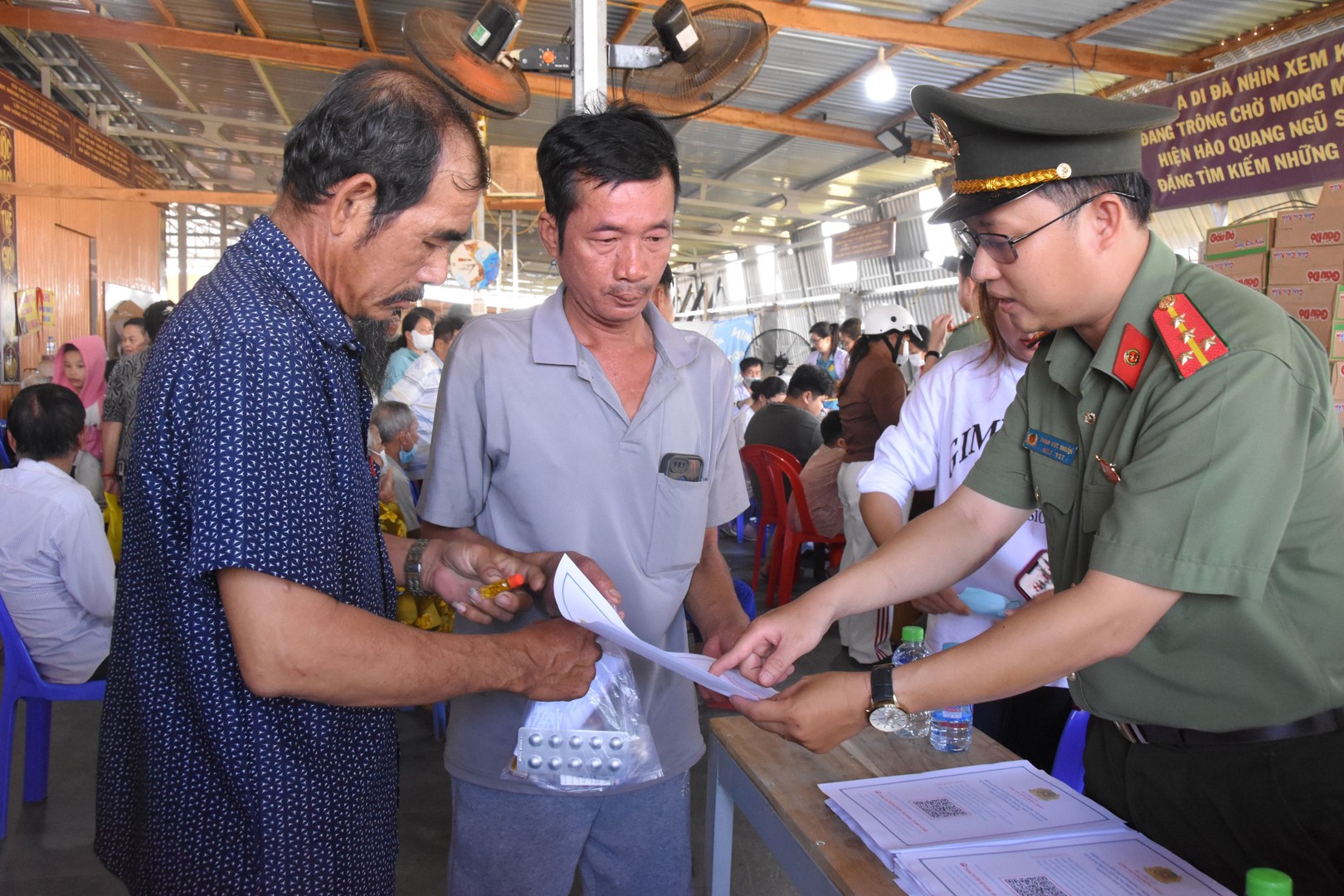 Một số hình ảnh hoạt động tặng quà tại chương trình. Ảnh Lê Hoài.JPG