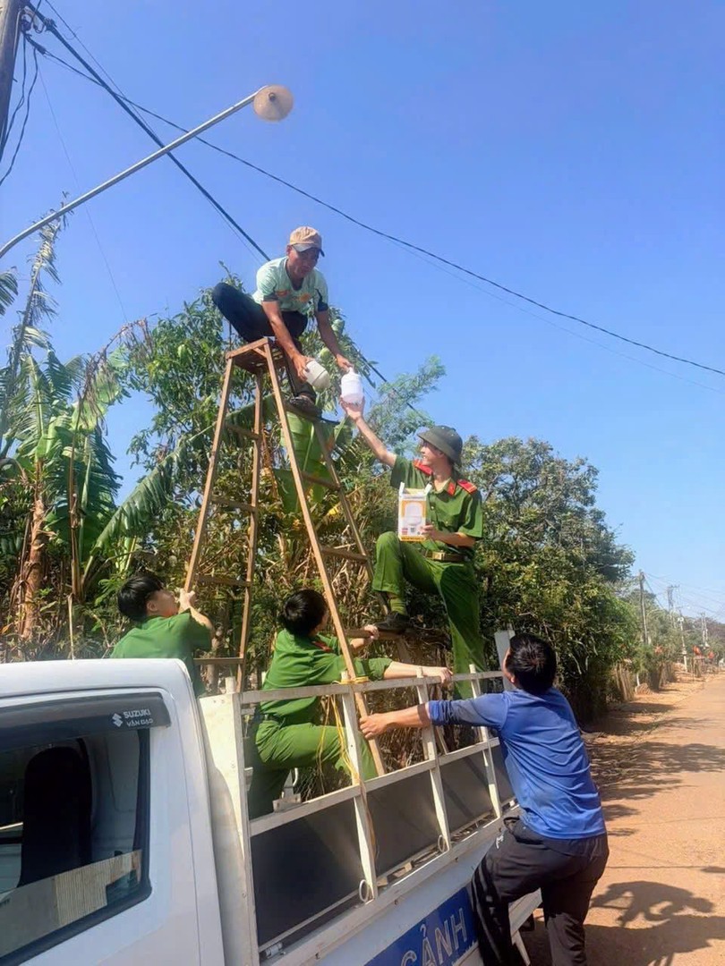 THAP SANG DUONG LANG.jpg