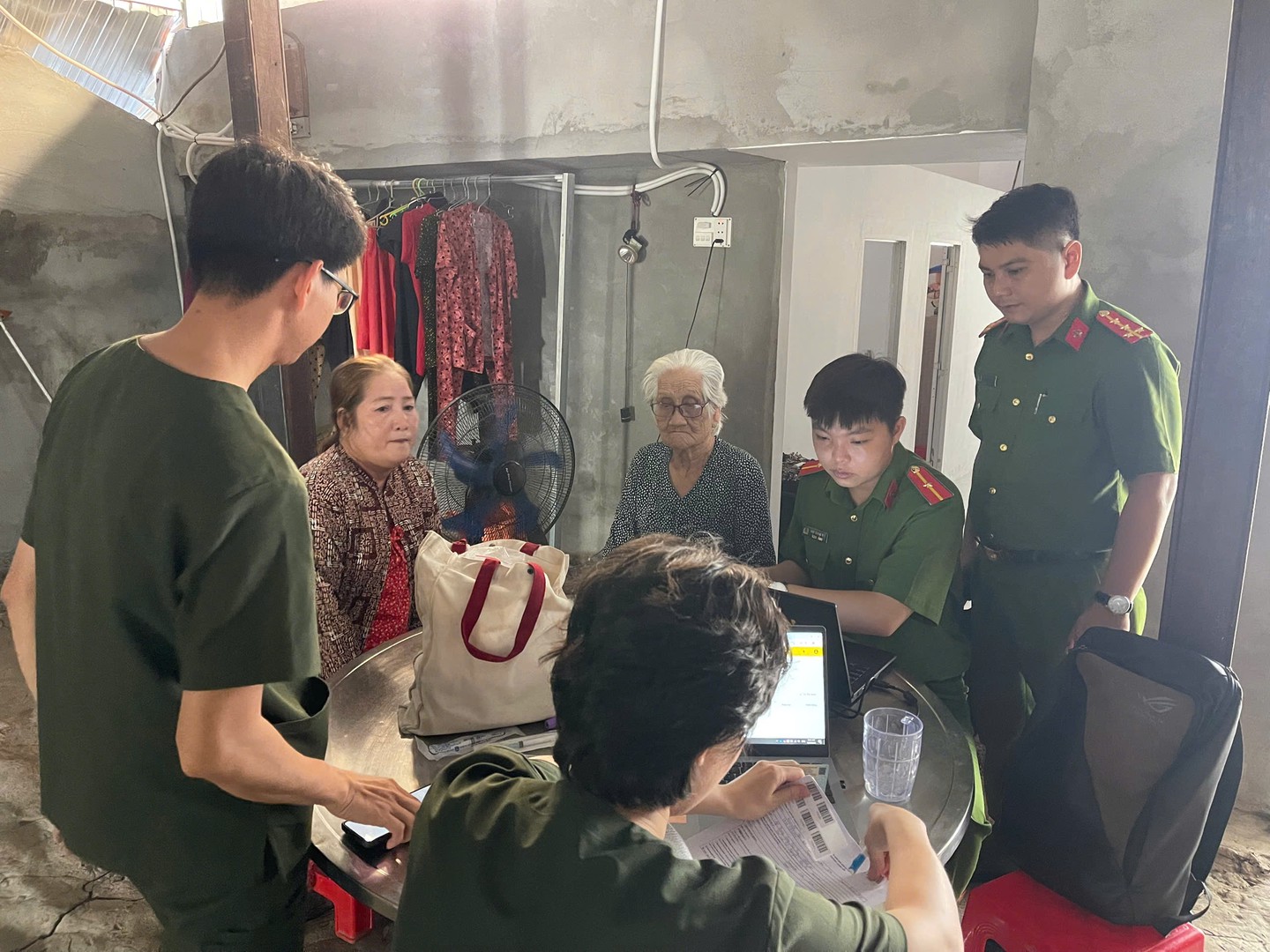 Ảnh 3 - Đoàn Công tác trực tiếp đến tận nhà thu thập thông tin mẫu ADN .jpg