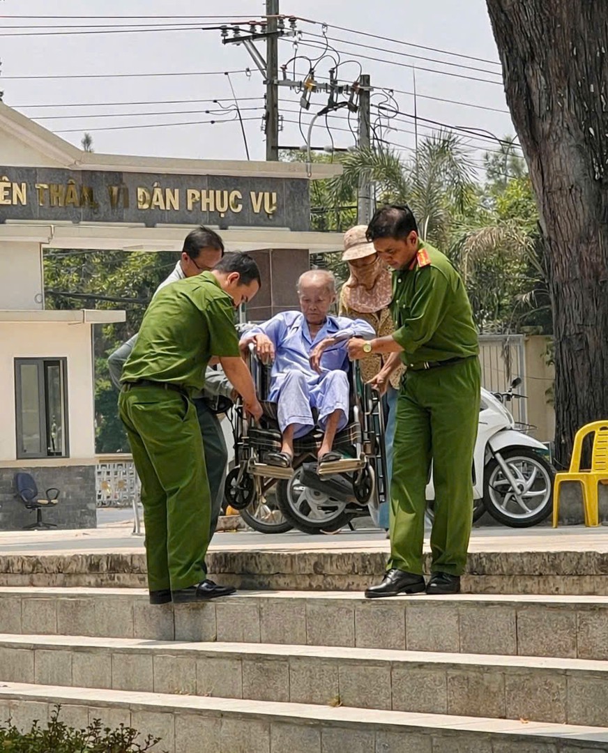 ẢNH. Cán bộ, chiến sĩ Công an phường Tân Ninh hỗ trợ cụ ông đến làm định danh tại Công an phường.jpg