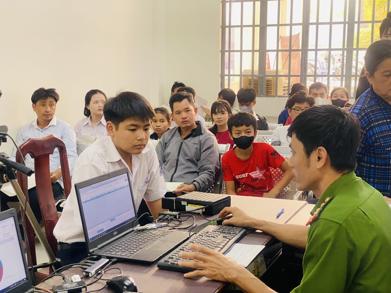 Ảnh. E Dương Quốc Quang, học sinh trường THCS Võ Văn Kiệt em nuôi Chi đoàn được hỗ trợ làm căn cước công dân.jpg