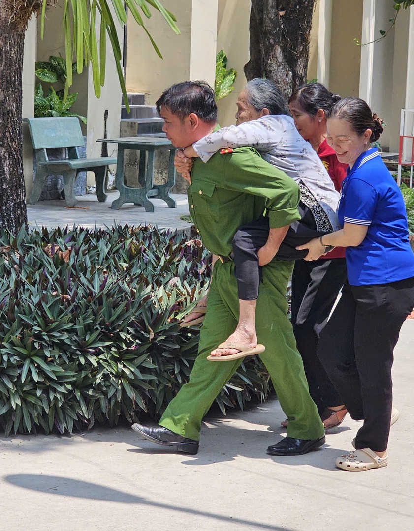 ảnh. Cán bộ chiến sĩ Công an phường Tân Ninh hỗ trợ cụ bà đến làm định danh mức 2.jpg