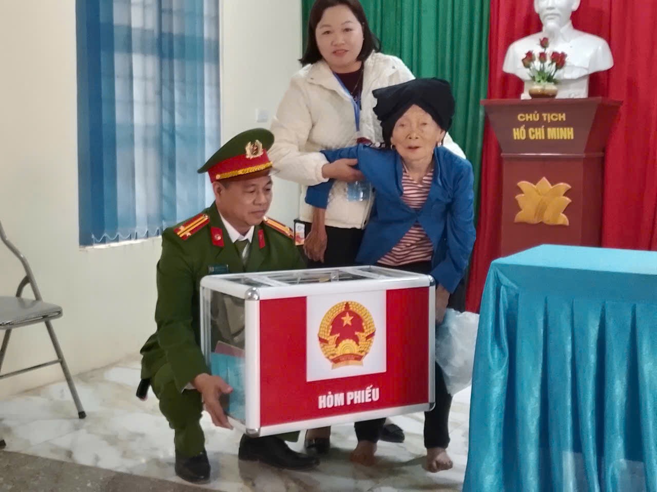 Hỗ trợ nhân dân trong ngày bầu cử.jpeg