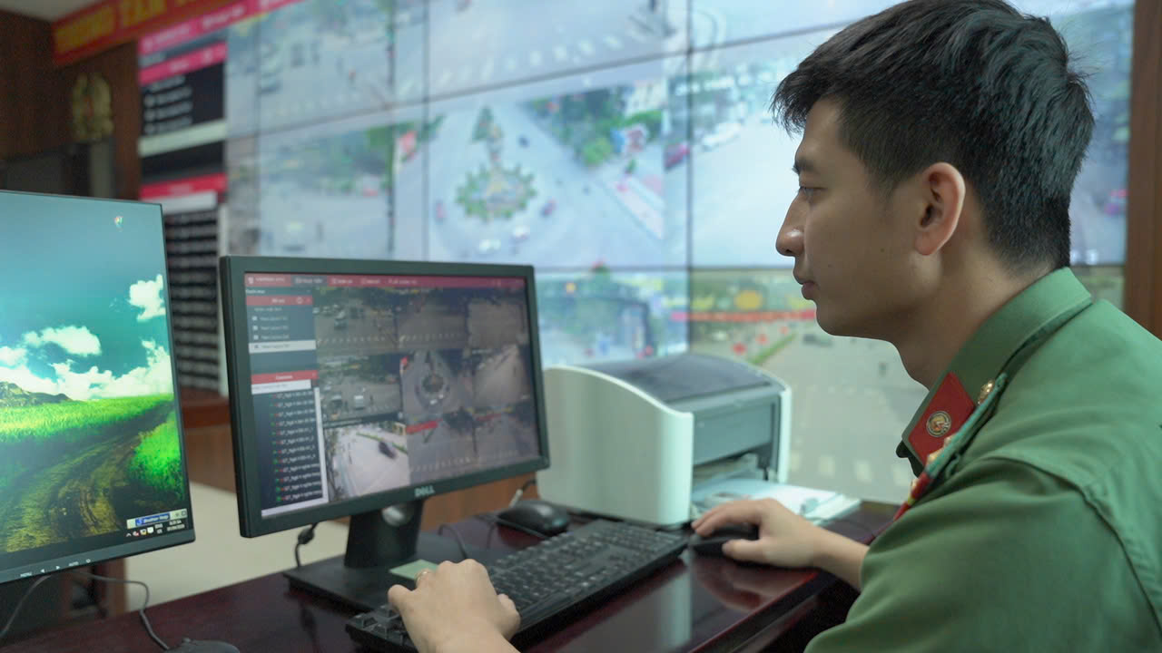 Cán bộ Trung tâm chỉ huy theo dõi, giám sát các hoạt động.jpg