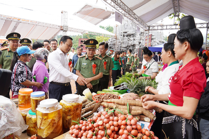 Thứ trưởng Đặng Hồng Đức tham quan các gian hàng của nhân dân địa phương tại Ngày hội điểm toàn dân bảo vệ ANTQ xã Mường Phăng năm 2025..jpg