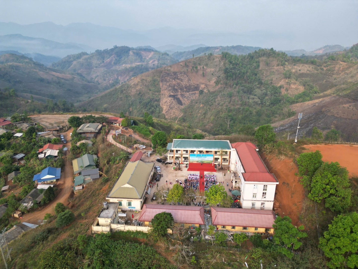 Toàn cảnh trường PTDTBT Tiểu học Huổi Lếch.jpg