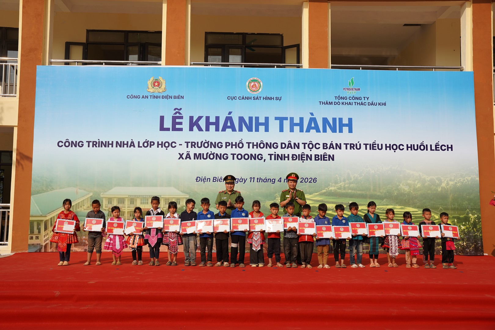 44 suất quà cho các em học sinh có hoàn cảnh đặc biệt khó khăn của nhà trường.JPG