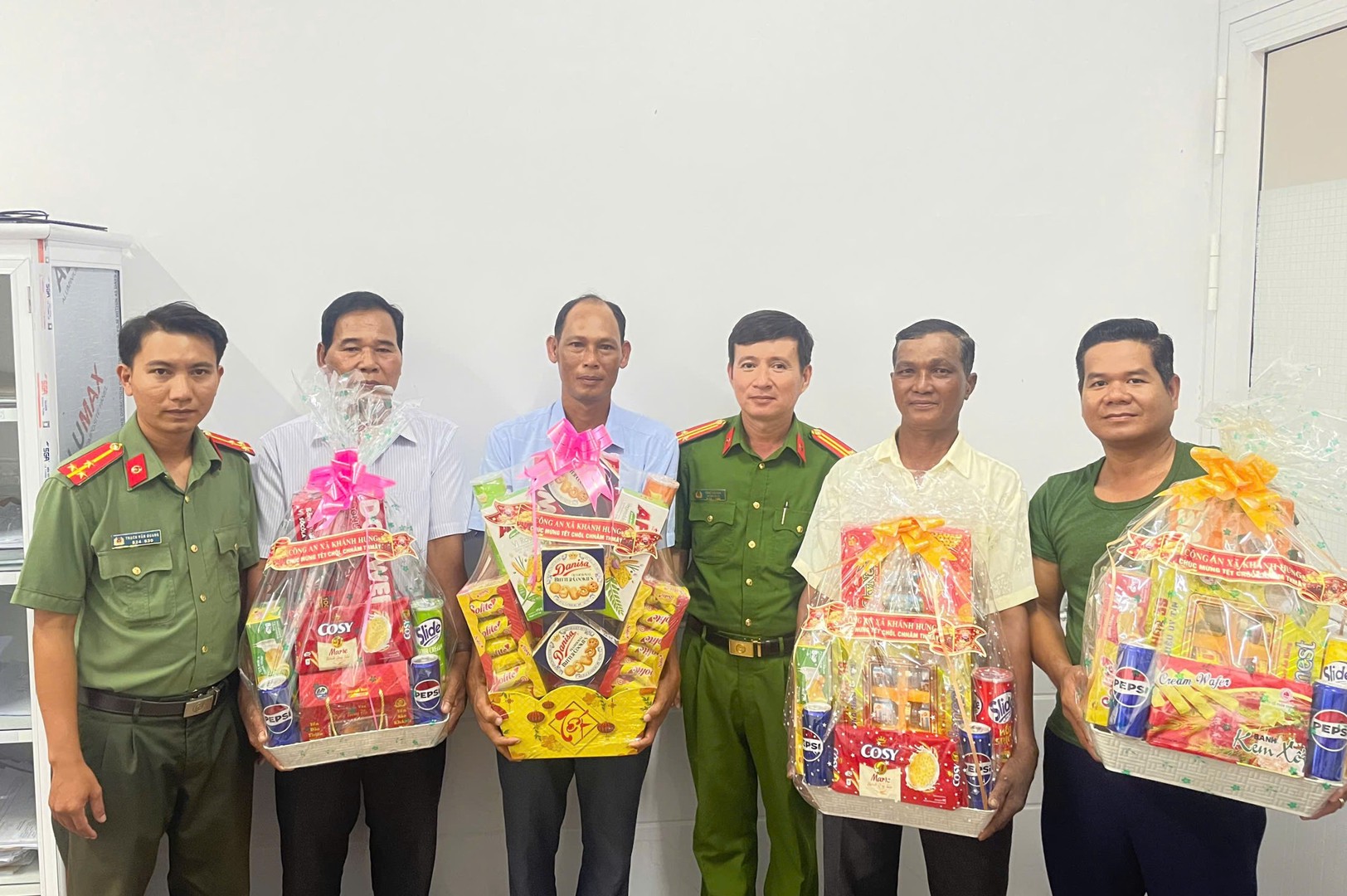 Ảnh 6 - Tặng quà LLANTT cơ sở là ng dân tộc Khmer.jpg