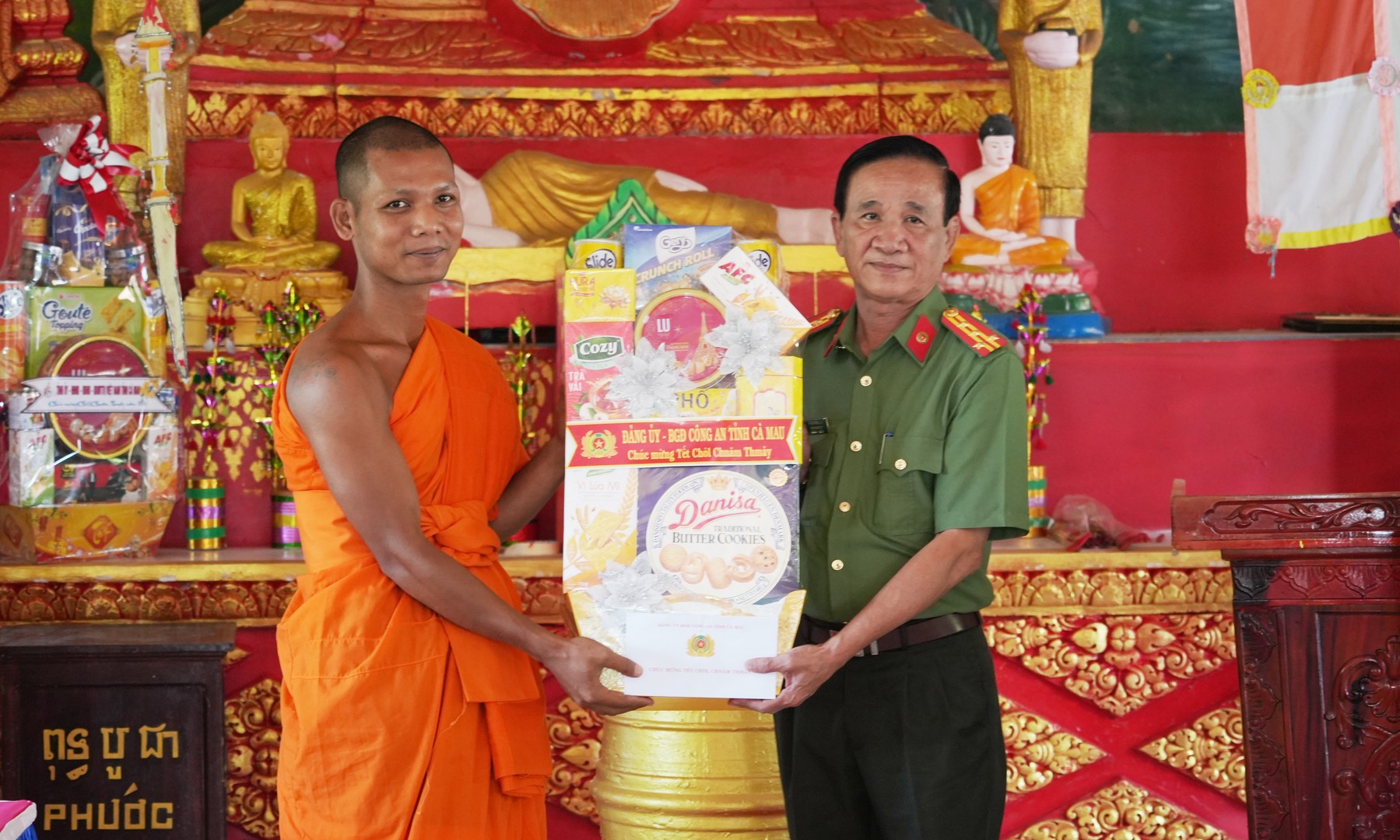 Ảnh 1 Đại tá Phạm Minh Lũy, Phó Giám đốc Công an tỉnh Cà Mau (bìa phải) trao quà cho chùa Cao Dân.JPG