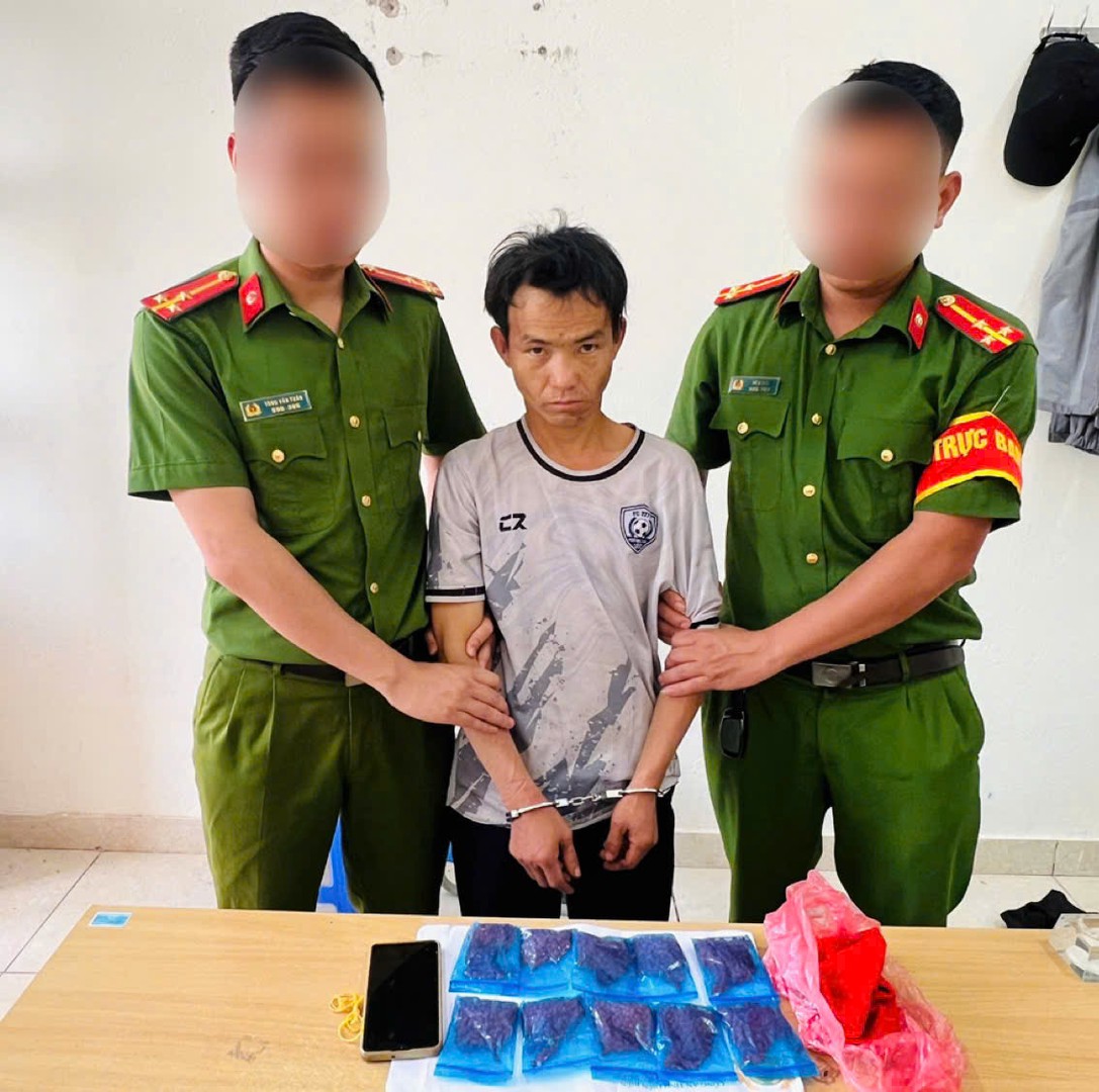 Đối tượng Giàng A Sáng cùng tang vật tại cơ quan công an.jpg