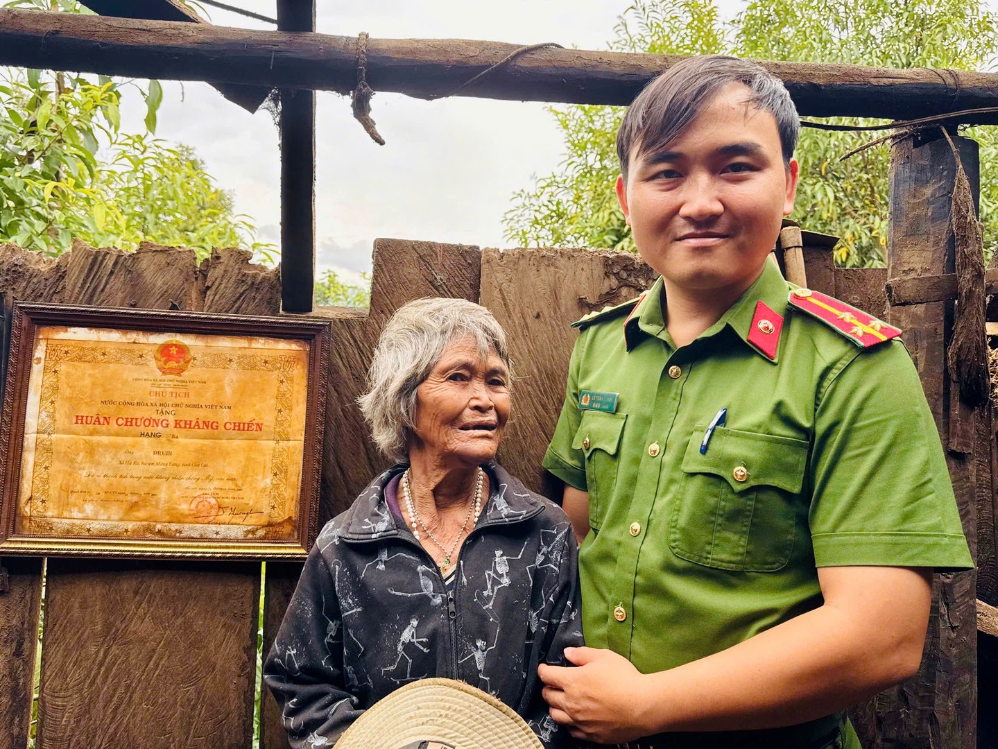 cong an xa tham ba bleng.jpg