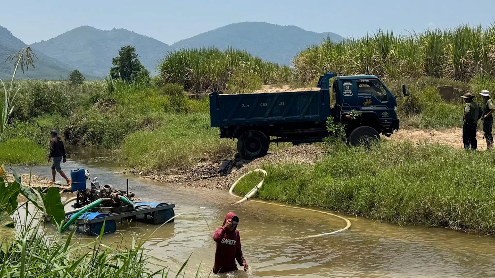 Hien truong vu khai thac cat trai phep tai xa Dong Ninh Hoa.jpg