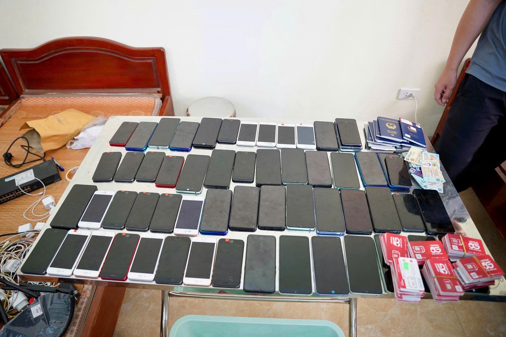 Các đối tượng sử dụng nhiều điện thoại cùng sim rác để thực hiện hành vi phạm tội.jpg