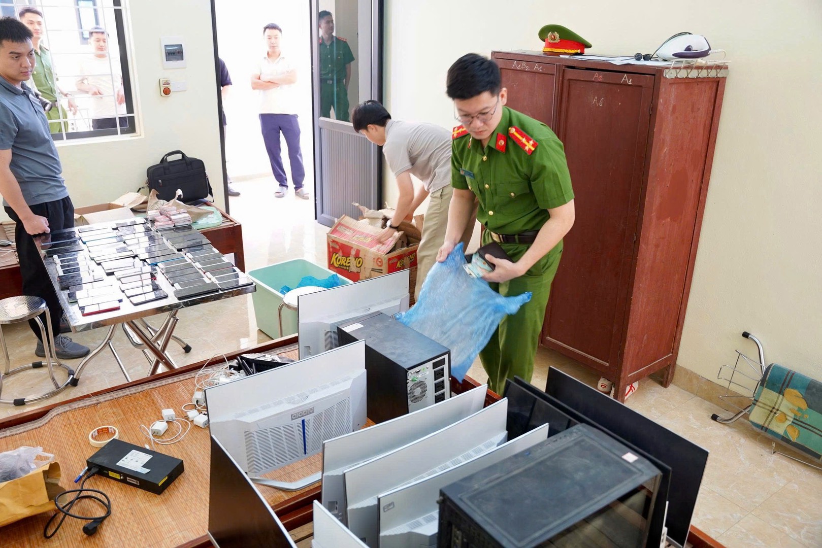 Lực lượng chức năng kiểm tra tang vật.jpg