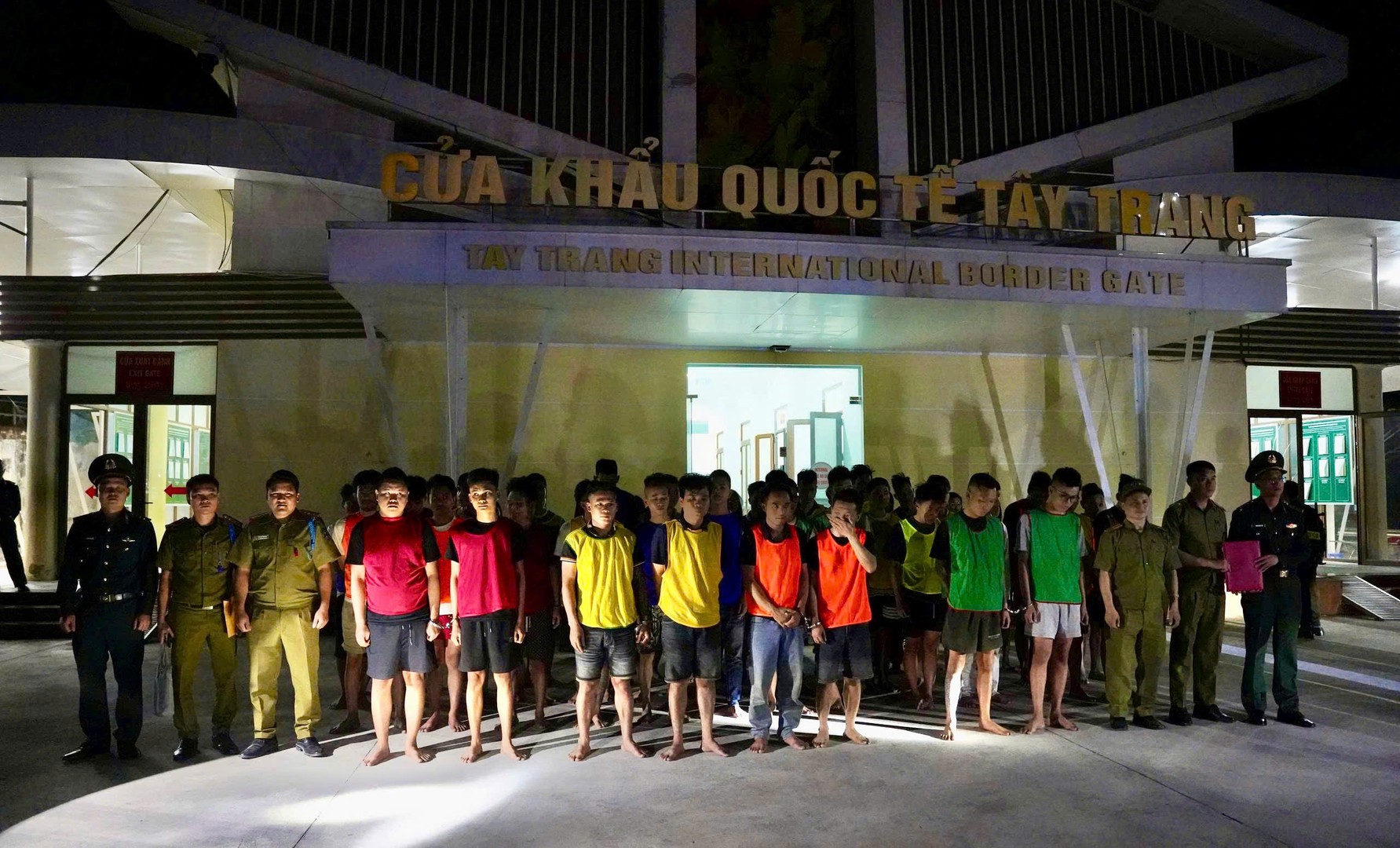 55 đối tượng người Việt Nam được dẫn giải qua cửa khẩu quốc tế Tây Trang.jpg