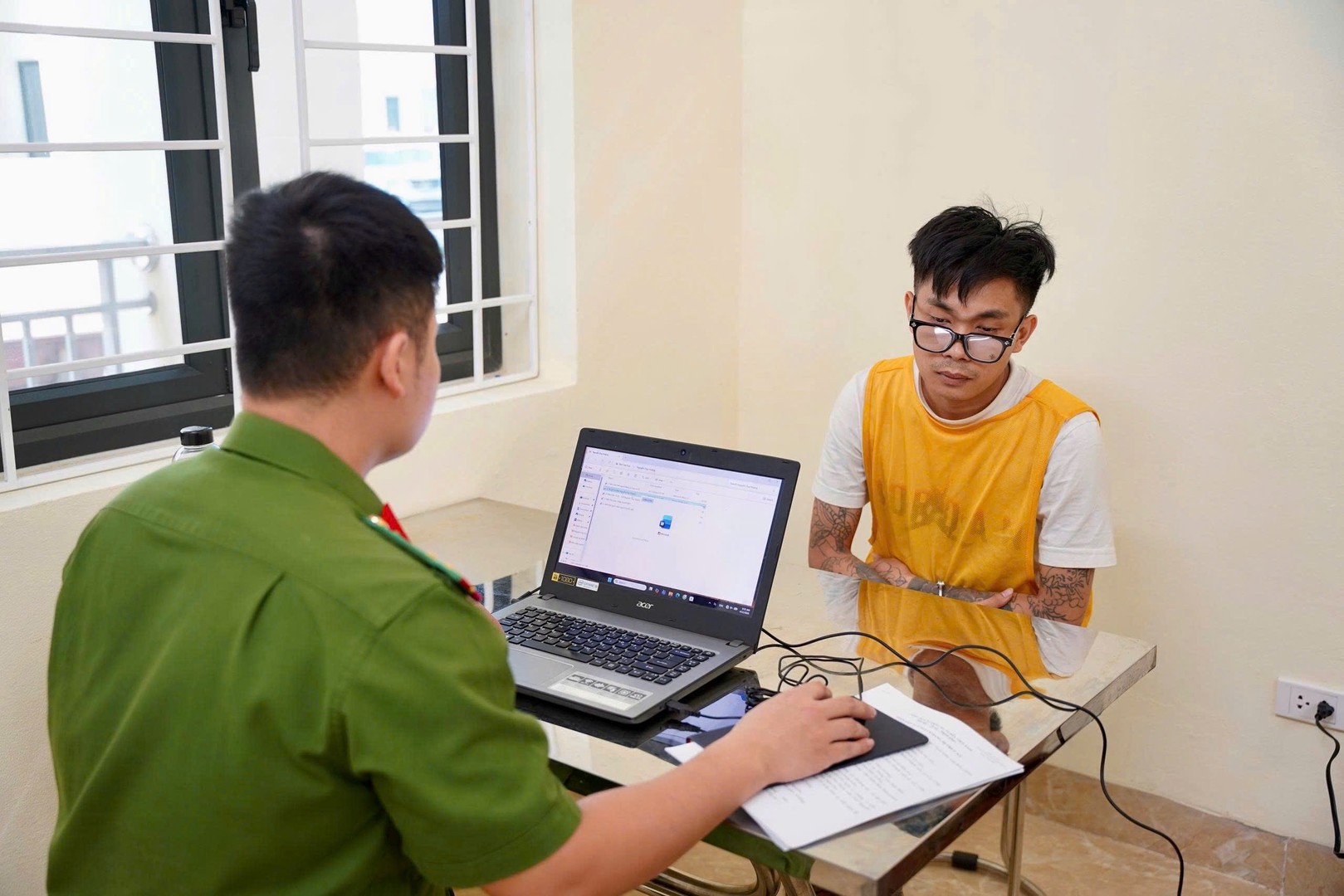 Lực lượng Công an lấy lời khai đối tượng trong tổ chức lừa đảo.jpg