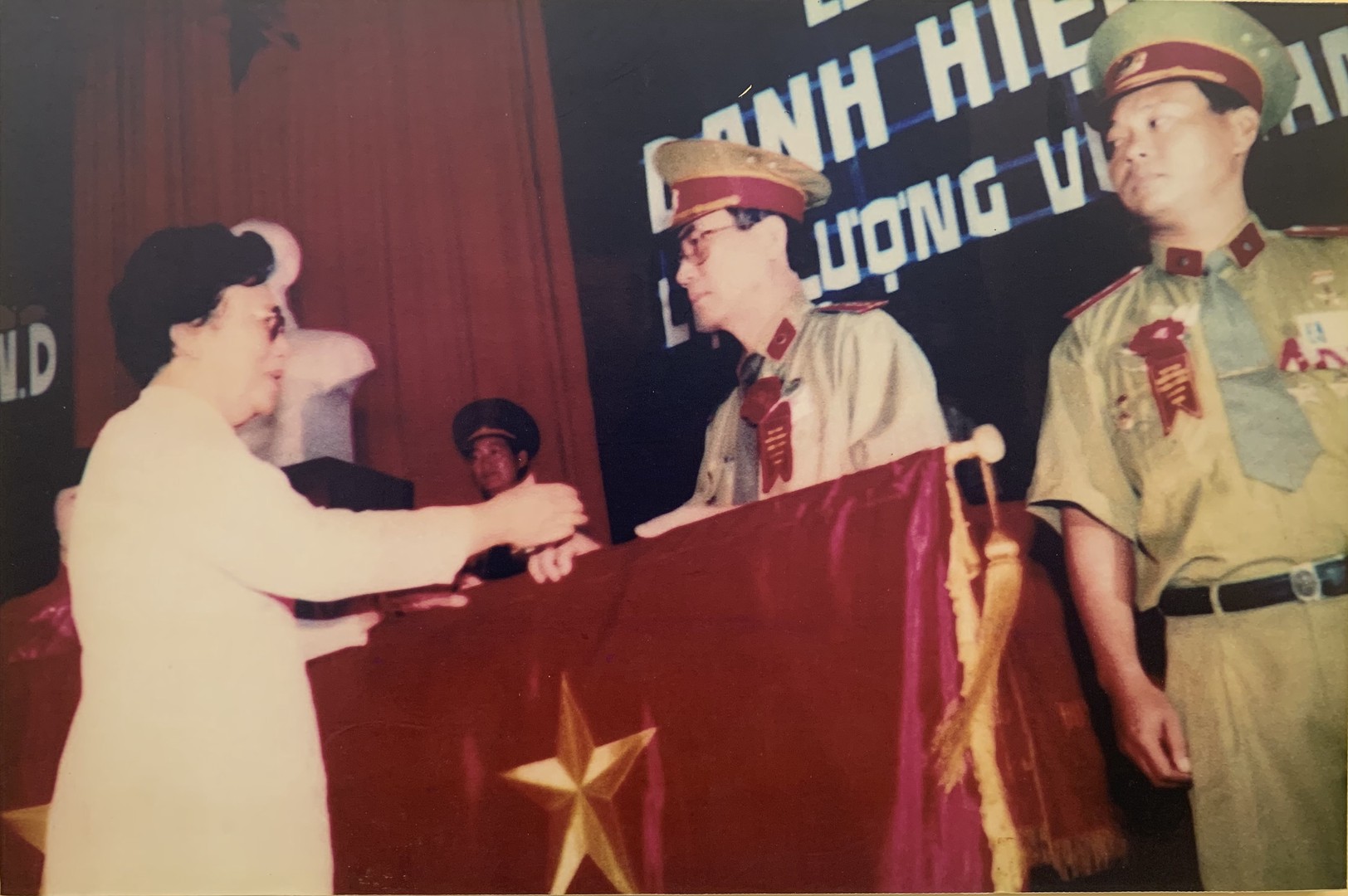 Phòng hình sự đón danh hiệu anh hùng.jpg